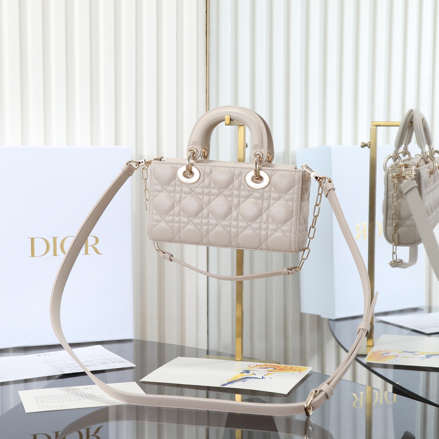 D-joy  原廠級別 

小號尺寸 米色現貨‼️ M0613

全新D-joy強勢回歸，最新小號✔️大爆款的節奏🔥，包包自帶兩條肩帶，多種背法🙋🏻‍♀️，上身又美又颯，經典的菱格設計🥅，搭配漆皮優雅又時尚🌿

size：22.5-6-11.5cm
