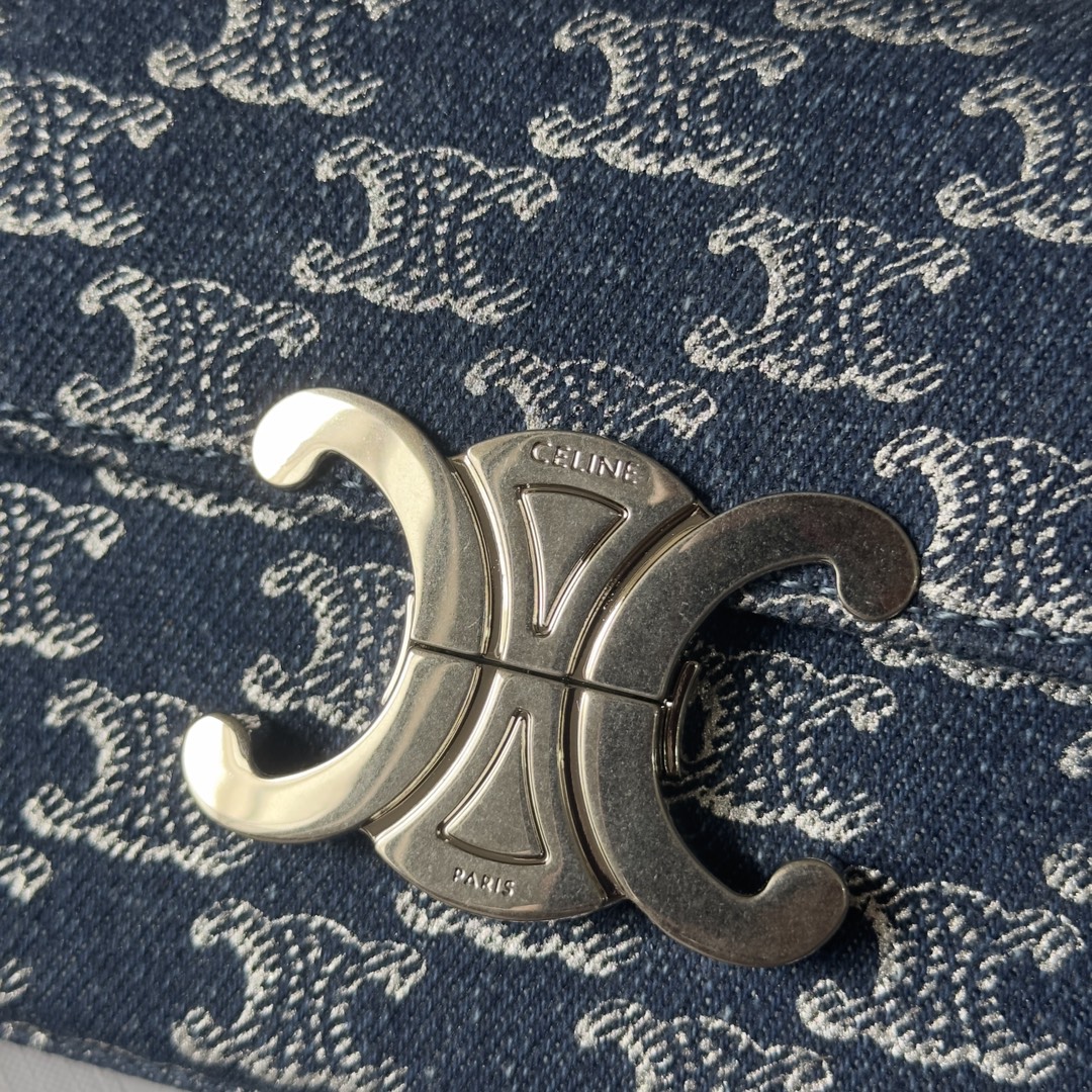 CELIN-E 全新系列｜TRIOMPHE小號牛仔織物鏈條肩背包
全新限定牛仔TRIOMPHE 鏈條肩背包 💙 24全新推出牛仔系列鏈條腋下包～牛仔織物+凱旋門印花圖案～搭配銀色凱旋門金屬鎖扣超有質感 小巧精緻的包型 日常百搭各種風格不會突兀  高級感滿分～酷girl必入的一隻腋下包👏
牛仔織物，肩背，搭配TRIOMPHE 銀色全鋼金屬質感鎖扣，銀色鏈條
尺寸：20.5 X 10.5 X 4釐米
編號：197992