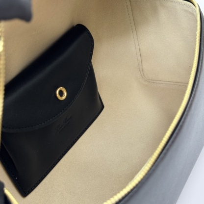 𝓛𝓸𝓻𝓸 𝓟𝓲𝓪𝓷𝓪 諾悠翩雅
𝑬𝒙𝒕𝒓𝒂 𝑩𝒂𝒈 𝑳𝟐𝟕 
寬開口加大容量斜挎包，包型設計更立體更有型，包身採用進口原廠小牛皮，手感柔軟而獨特，包包內部結構多了內袋。雙向加長拉鍊開合，配有My Charms金色金屬掛飾（LP特級純鋼五金配件）
size：27*16*10釐米
配全套專櫃禮盒包裝🎁