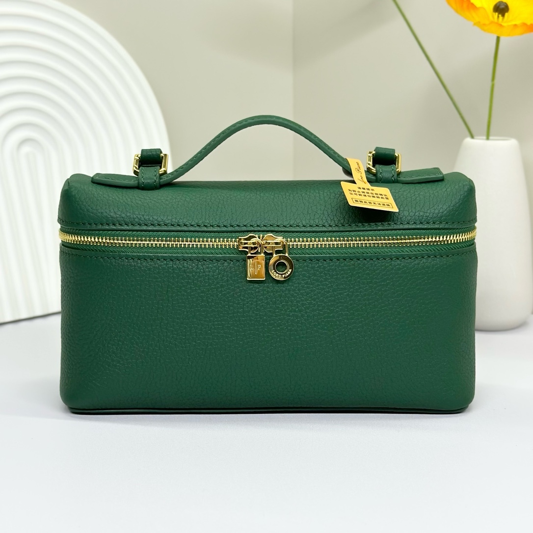 𝓸𝓻𝓸 𝓟𝓲𝓪𝓷𝓪諾悠翩雅
𝑬𝒙𝒕𝒓𝒂 𝑷𝒐𝒄𝒌𝒆𝒕 𝑳𝟏𝟗 
這是一款大開口結構的功能性設計的手拿包，經典風格和簡約設計的組合體。包身採用進口原廠小牛皮材質，輕微的錘紋呈現優雅的紋理，內里採用進口原廠小羊皮。皮革手柄和可拆卸肩帶，可打造出不同背法實用百搭。雙向拉鍊開合，搭配My Charms銀色金屬掛飾。（LP特級全鋼配件五金）
size：11×19×6.5cm
貨號：FAN4046
配套全套專櫃禮盒包裝🎁