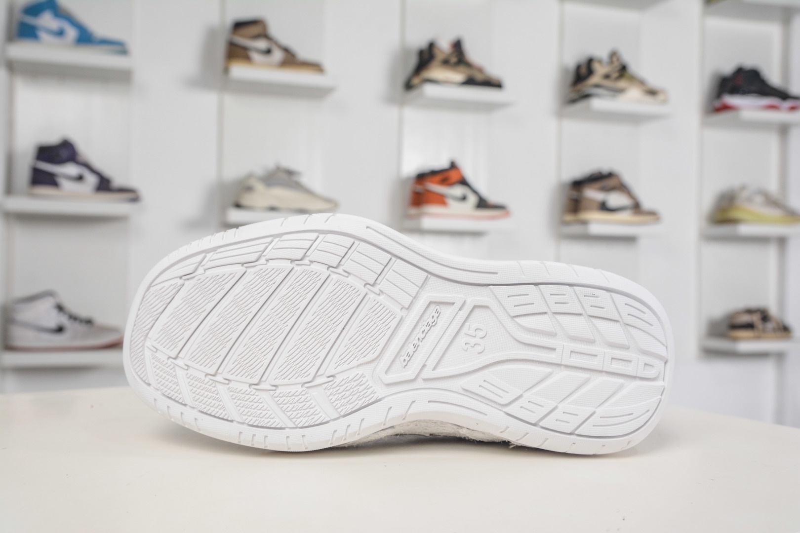 Balenciaga Hamptons Worn-Out Dark Brown 棕色巴黎世家十八18代 滌綸（聚酯纖維）牛皮革 圓頭系帶 低幫 生活休閒鞋板鞋 
貨號：841765 WHPSU 9910
尺碼：35 36 37 38 39 40 41 42 43 44 45 46