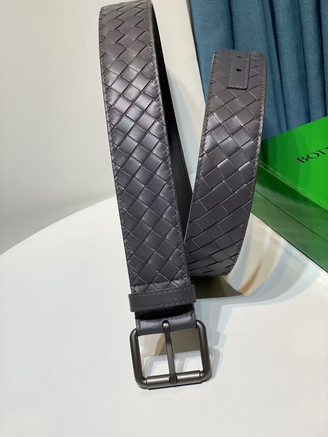 🔥🔥🆕純手工編織皮帶可為休閒裝或正裝造型增添優雅韻味，🔥是低調奢華的典範。[嘴唇]採用意大利柔軟的胎小牛皮全手工精工打造而成，錁色五金扣頭令其更顯獨特別緻、🔥[嘴唇]優雅迷人氣息。[強]4.0cm寬