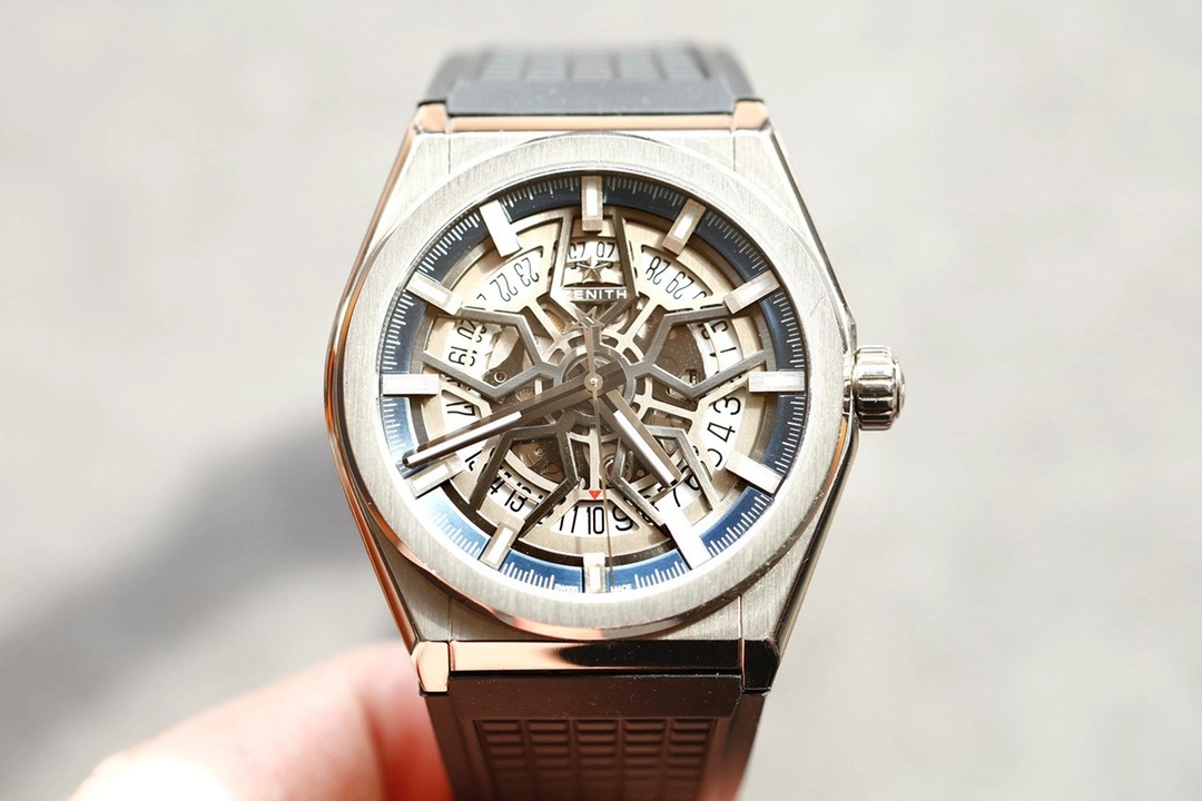 95.9000.670/78.R782
品牌：真力時
系列：DEFY
性別：男士
我來糾錯 
機芯 機芯型號：9015改Elite 670 SK
機芯類型：全自動機械
機芯直徑：25.60毫米
機芯厚度：3.88毫米
振頻：28800每小時振蕩次數
寶石數：27個
零件數：187個
動力儲備：50小時
我來糾錯 
外觀 表徑：41毫米
表壳厚度：10.75毫米
表盘颜色：镂空
表盘形状：圆形
表带颜色：黑色
表扣类型：针扣
背透：背透，透明蓝宝石水晶
防水深度：100米
表耳间距：暂无
我来纠错 
材质