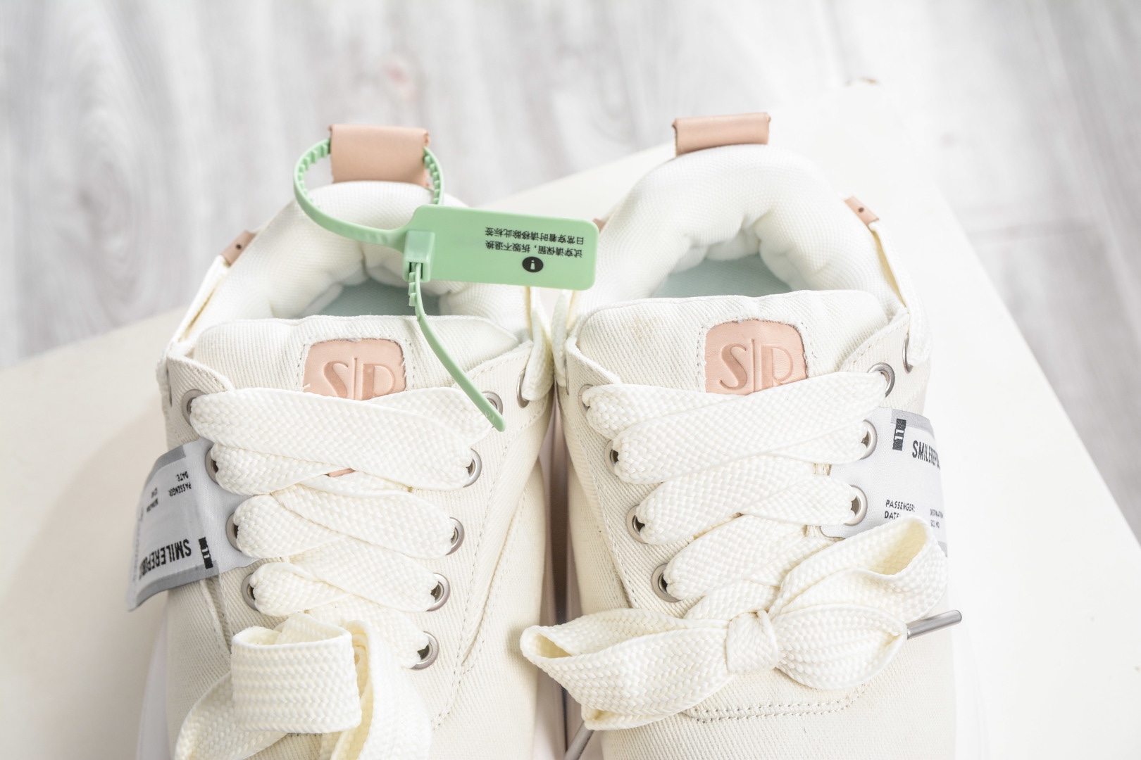 𝐒𝐦𝐢𝐥𝐞𝐫𝐞𝐩𝐮𝐛𝐥𝐢𝐜 SMI 開口笑麵包鞋系列 軟fufu的帆布鞋面透氣不悶腳，暴走一天也不累。5cm的雲朵厚底，悄悄拉長腿部線條，小個子秒變九頭身比例，視覺增高又完全不笨重。
尺碼：35 36 37 38 39 40 41 42 43 44