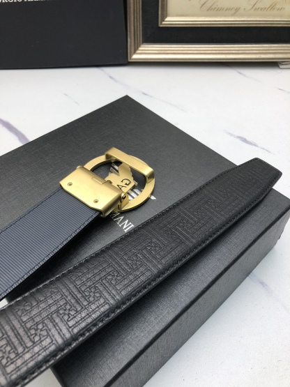 阿曼妮：原單頭層牛皮燙印花紋面，內襯頭層小牛皮底，搭配原單自動扣，可裁剪的自動帶，此款腰帶面雙採用意大利原定廠制進口牛皮帶身 ，對專版櫃足寬3.5