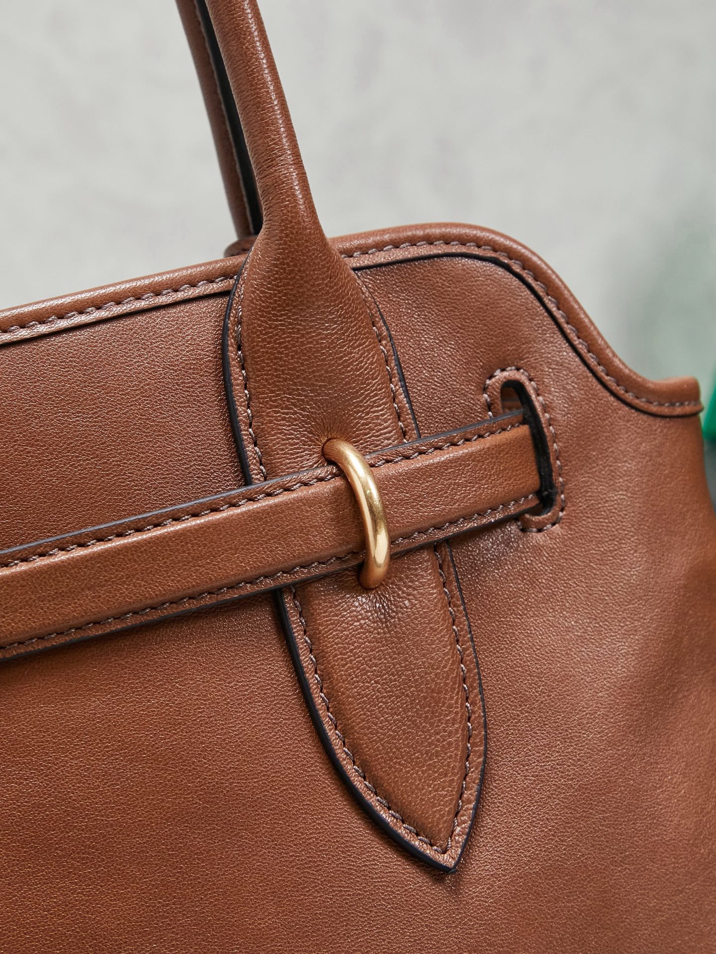 Aventure包袋展现出简约随性的魅力。重新诠释经典线条，这款柔软的Nappa变体展现出多功能和实用的态度，并通过精致独特的细节得到提升。aventure nappa皮革手袋灵感源自miu典藏设计，结构经过调整，变得更加轻便，焕发全新个性，饰以压花字母徽标，增添标志性元素，复古金色五金配件，亚麻混纺衬里，配拉链口袋和贴袋，长手腕适合用作手提或单肩
