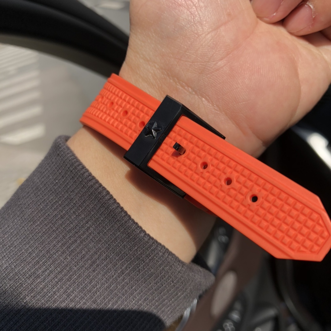 95.9000.670/78.R782
品牌：真力時
系列：DEFY
性別：男士
我來糾錯 
機芯 機芯型號：9015改Elite 670 SK
機芯類型：全自動機械
機芯直徑：25.60毫米
機芯厚度：3.88毫米
振頻：28800每小時振蕩次數
寶石數：27個
零件數：187個
動力儲備：50小時
我來糾錯 
外觀 表徑：41毫米
表殼厚度：10.75毫米
表盘颜色：镂空
表盘形状：圆形
表带颜色：黑色
表扣类型：针扣
背透：背透，透明蓝宝石水晶
防水深度：100米
表耳间距：暂无
