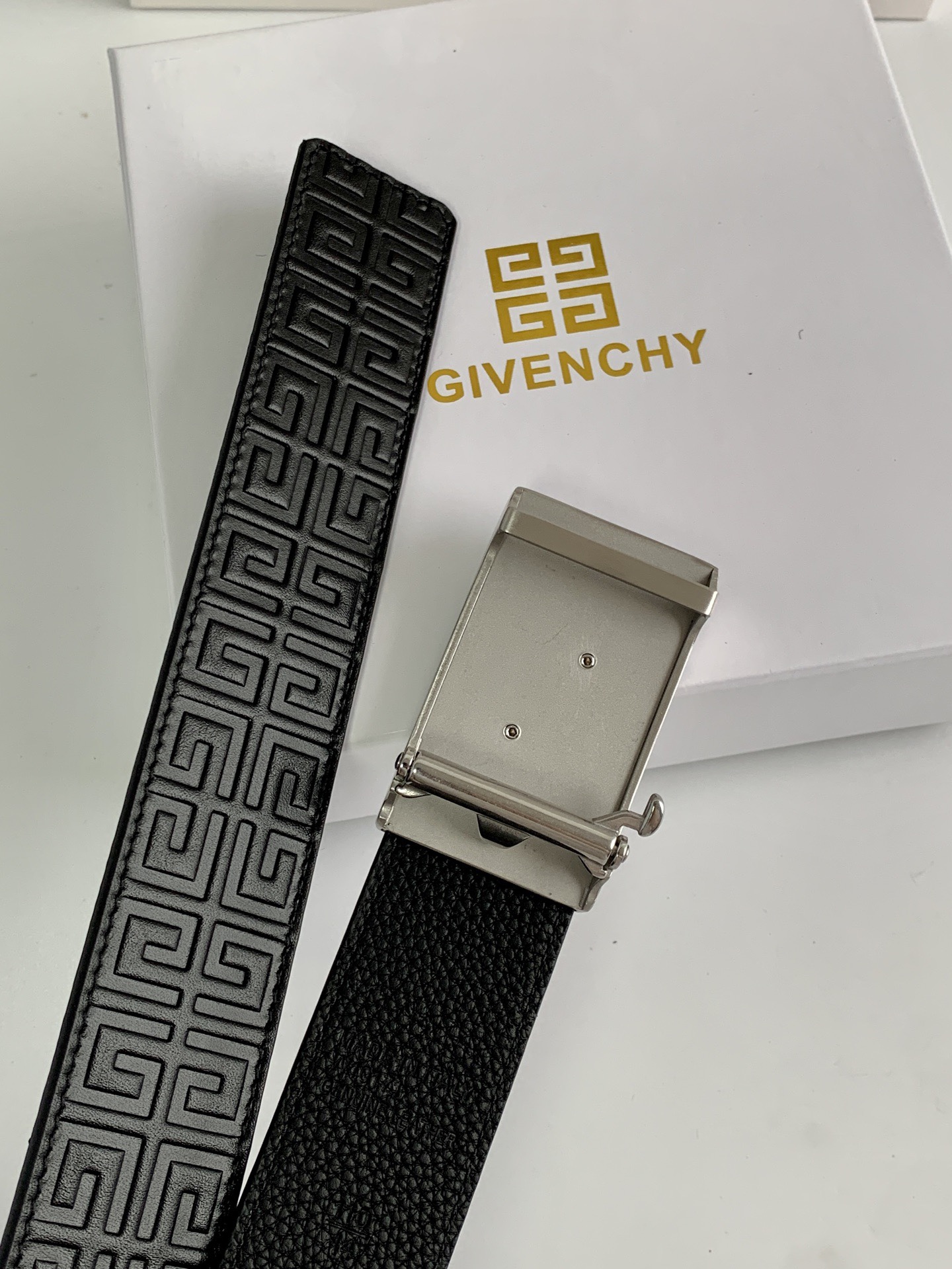 【紀梵希】新款男士 頭層小牛皮黑色壓花腰帶，內襯荔枝紋底，寬38毫米.搭配不鏽鋼經典4G自動扣.商務服裝造型的完美搭配。永恆經典！