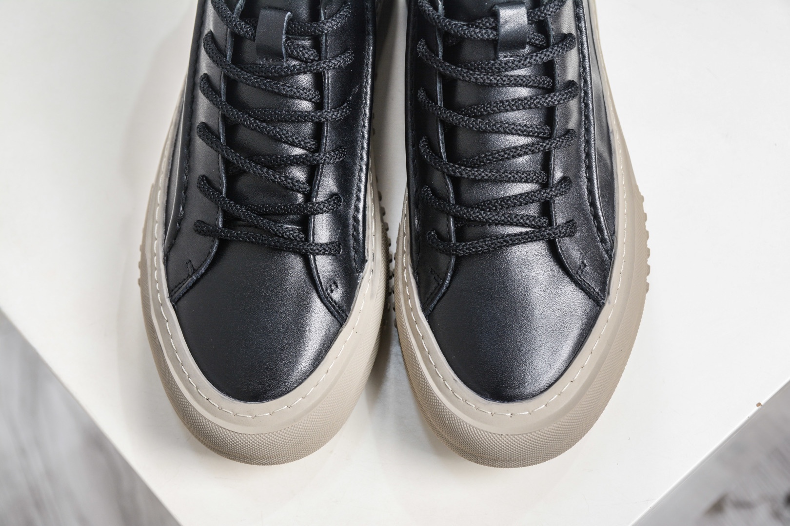 ECCO愛步男鞋中高幫熱門款 厚底增高潮酷板鞋 街頭時尚 休閒百搭 意趣出街 玩轉城市 
碼數：38 39 40 41 42 43 44（皮鞋碼）