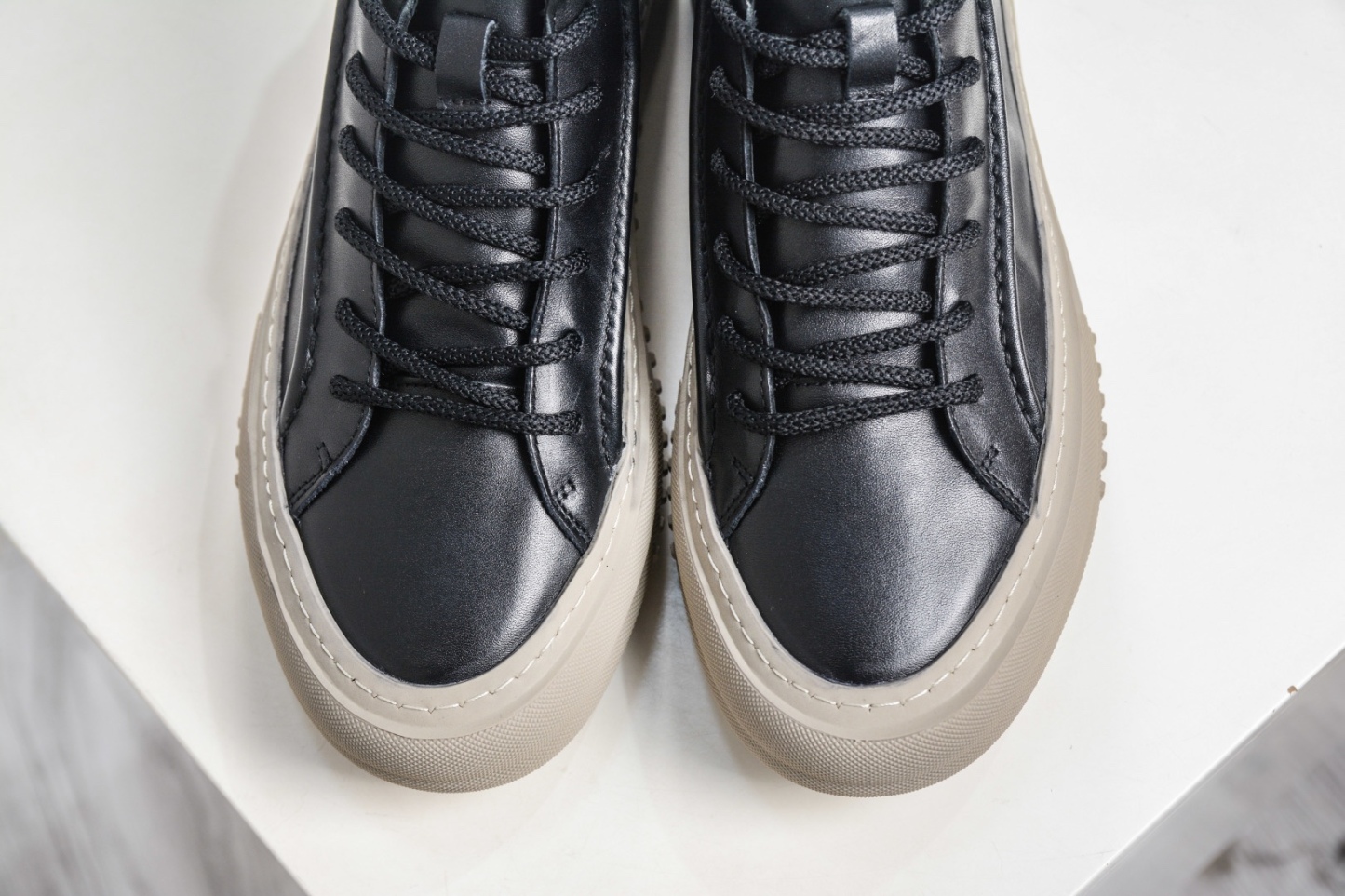 ECCO愛步男鞋中高幫熱門款 厚底增高潮酷板鞋 街頭時尚 休閒百搭 意趣出街 玩轉城市 
碼數：38 39 40 41 42 43 44（皮鞋碼）