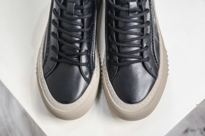 ECCO愛步男鞋中高幫熱門款 厚底增高潮酷板鞋 街頭時尚 休閒百搭 意趣出街 玩轉城市 
碼數：38 39 40 41 42 43 44（皮鞋碼）