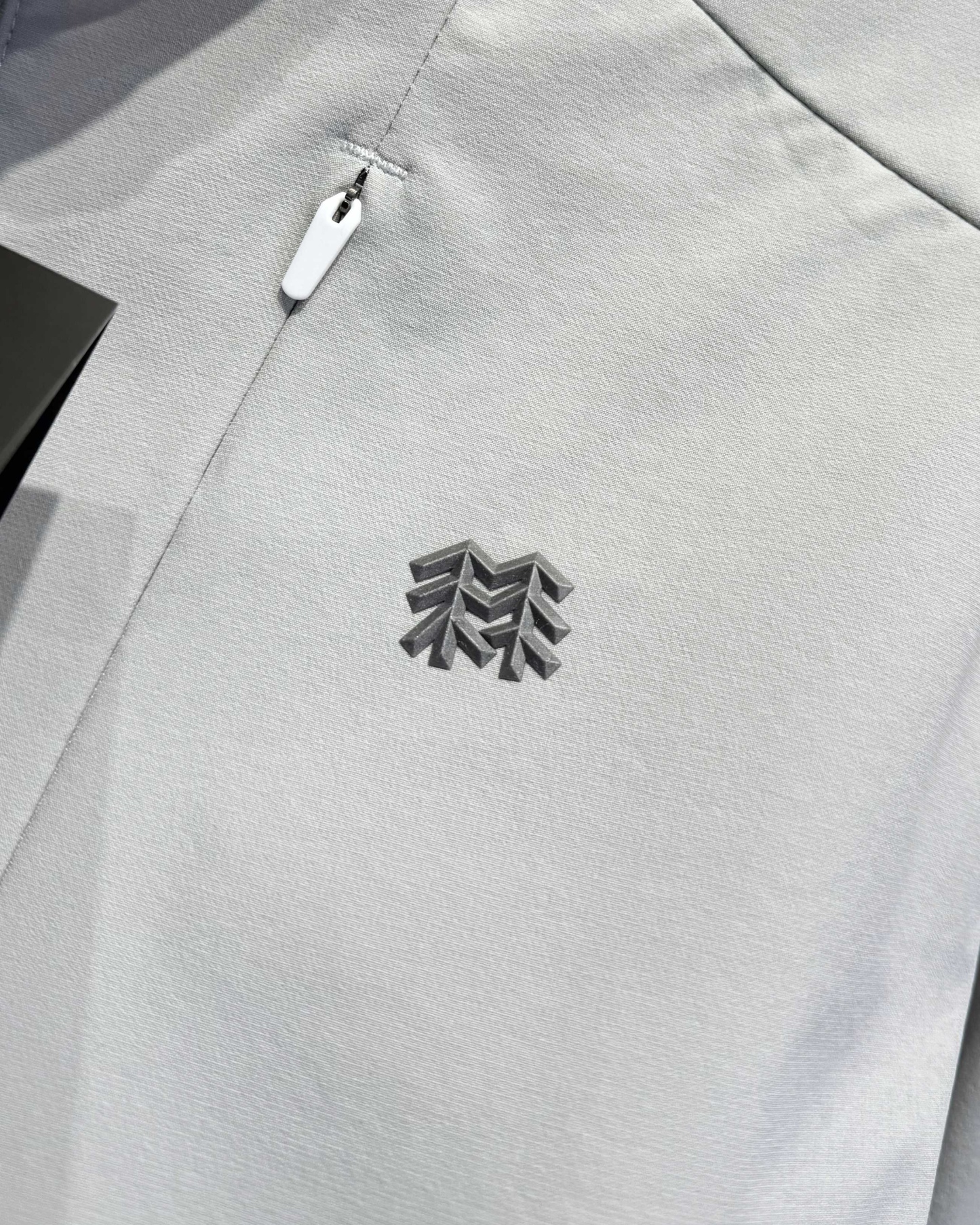 KOLON SPORT可隆🧊🧊  輕量涼感防曬衣情侶款  

戶外輕量化涼感防B1145曬衣上新🆕 ，可隆專櫃同款 在售💰1585+

採用功能性專業戶外防曬型針織材料 88的錦綸和12的氨綸 有非常好的彈性 和防水透氣功能  防曬值upf245+不怕曬傷，縱享戶外陽光☀️有專業檢測報告
彈力接觸涼感，緩解體熱，輕量御風 ，手腕彈力帶收口 ，貼合手腕的同時 提升鑽風性能 ，面料彈力十足 透氣性高  在運動出汗時 ，減少熱量 和粘附感
如果突降小雨還有功能性防水功能 

品質面料做工都無