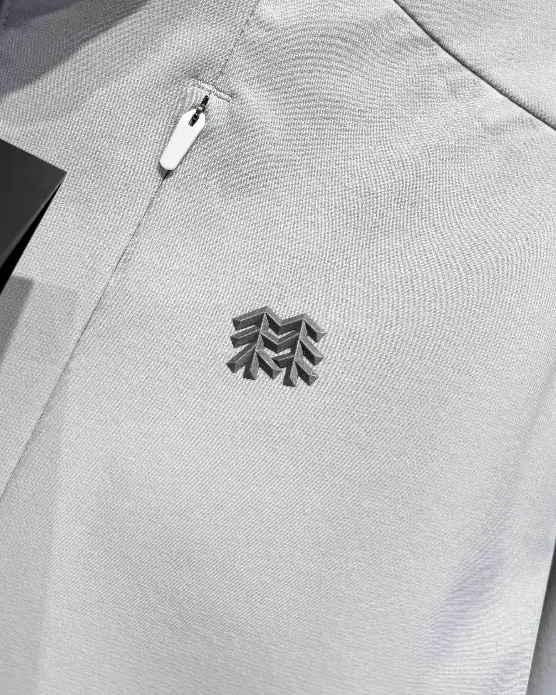 KOLON SPORT可隆🧊🧊  輕量涼感防曬衣情侶款  

戶外輕量化涼感防B1145曬衣上新🆕 ，可隆專櫃同款 在售💰1585+

採用功能性專業戶外防曬型針織材料 88的錦綸和12的氨綸 有非常好的彈性 和防水透氣功能  防曬值upf245+不怕曬傷，縱享戶外陽光☀️有專業檢測報告
彈力接觸涼感，緩解體熱，輕量御風 ，手腕彈力帶收口 ，貼合手腕的同時 提升鑽風性能 ，面料彈力十足 透氣性高  在運動出汗時 ，減少熱量 和粘附感
如果突降小雨還有功能性防水功能 

品質面料做工都無