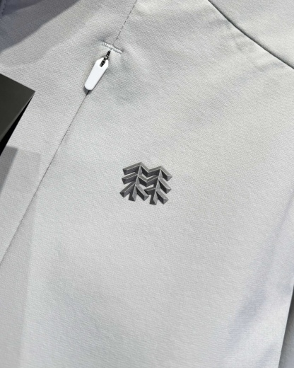 KOLON SPORT可隆🧊🧊  輕量涼感防曬衣情侶款  

戶外輕量化涼感防B1145曬衣上新🆕 ，可隆專櫃同款 在售💰1585+

採用功能性專業戶外防曬型針織材料 88的錦綸和12的氨綸 有非常好的彈性 和防水透氣功能  防曬值upf245+不怕曬傷，縱享戶外陽光☀️有專業檢測報告
彈力接觸涼感，緩解體熱，輕量御風 ，手腕彈力帶收口 ，貼合手腕的同時 提升鑽風性能 ，面料彈力十足 透氣性高  在運動出汗時 ，減少熱量 和粘附感
如果突降小雨還有功能性防水功能 

品質面料做工都無