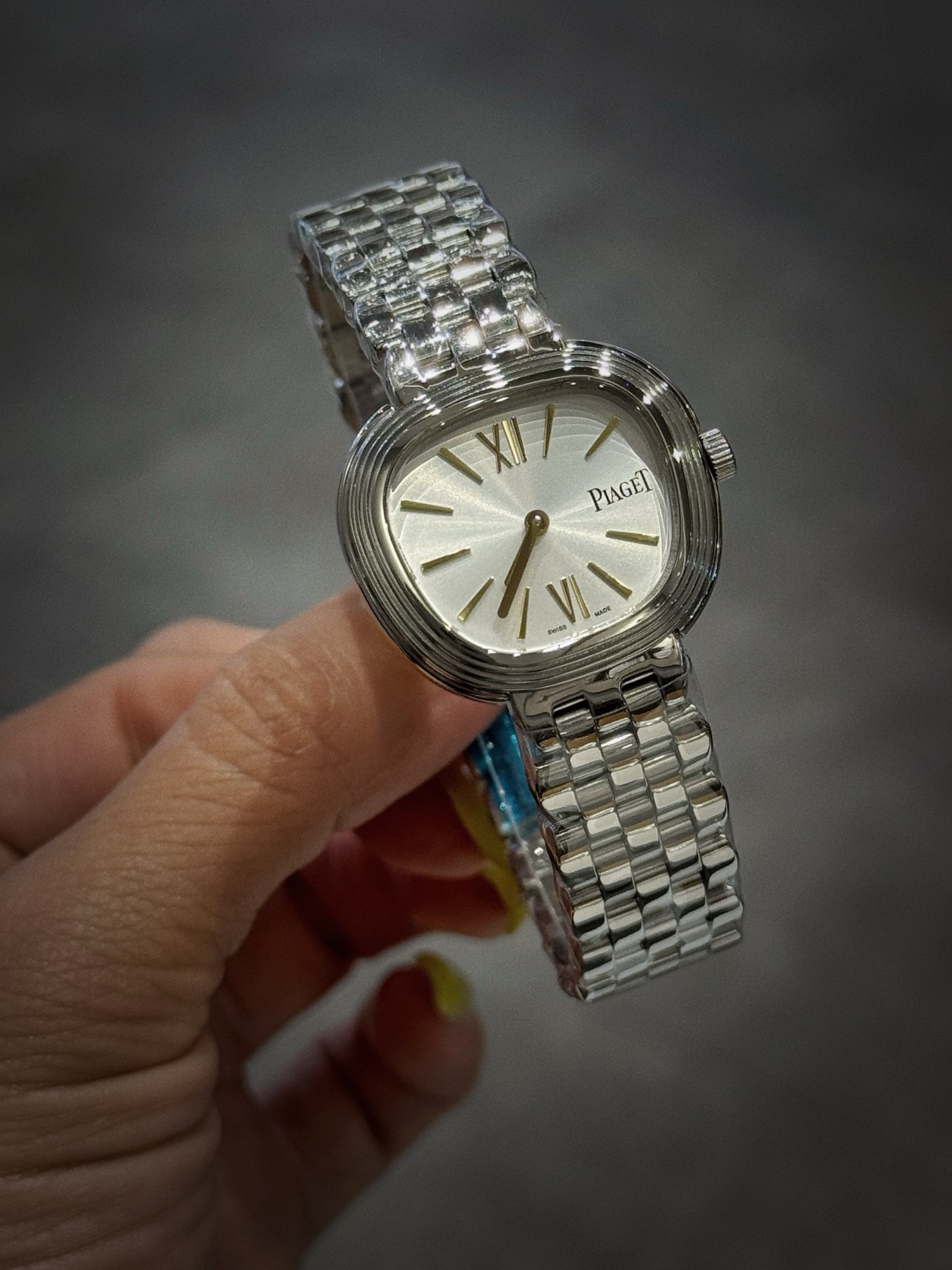 A8 factory•伯爵全新腕表 ﻿ #PiagetSixtie鎏金悅影系列 ﻿ 在瑞士鐘錶展「鐘錶與奇跡」閃亮登場！這款腕表游走於非凡制表工藝與黃金工藝之間，簡直是時尚與藝術的完美結合。Sixtie腕表採用獨特的梯形設計，重新詮釋1960年代末大膽華麗的風格，展現出獨特的魅力與優雅。
✨Sixtie系列腕表
✨直徑29毫米,
✨CNC數控雕刻精鋼梯形表殼
✨專櫃同步超薄厚度僅僅7mm
✨銀色太陽緞面打磨錶盤
✨316L精鋼錶鏈,搭載伯爵進口石英機芯  
認准A8出品！必屬精品！大廠品質！歡迎轉載！