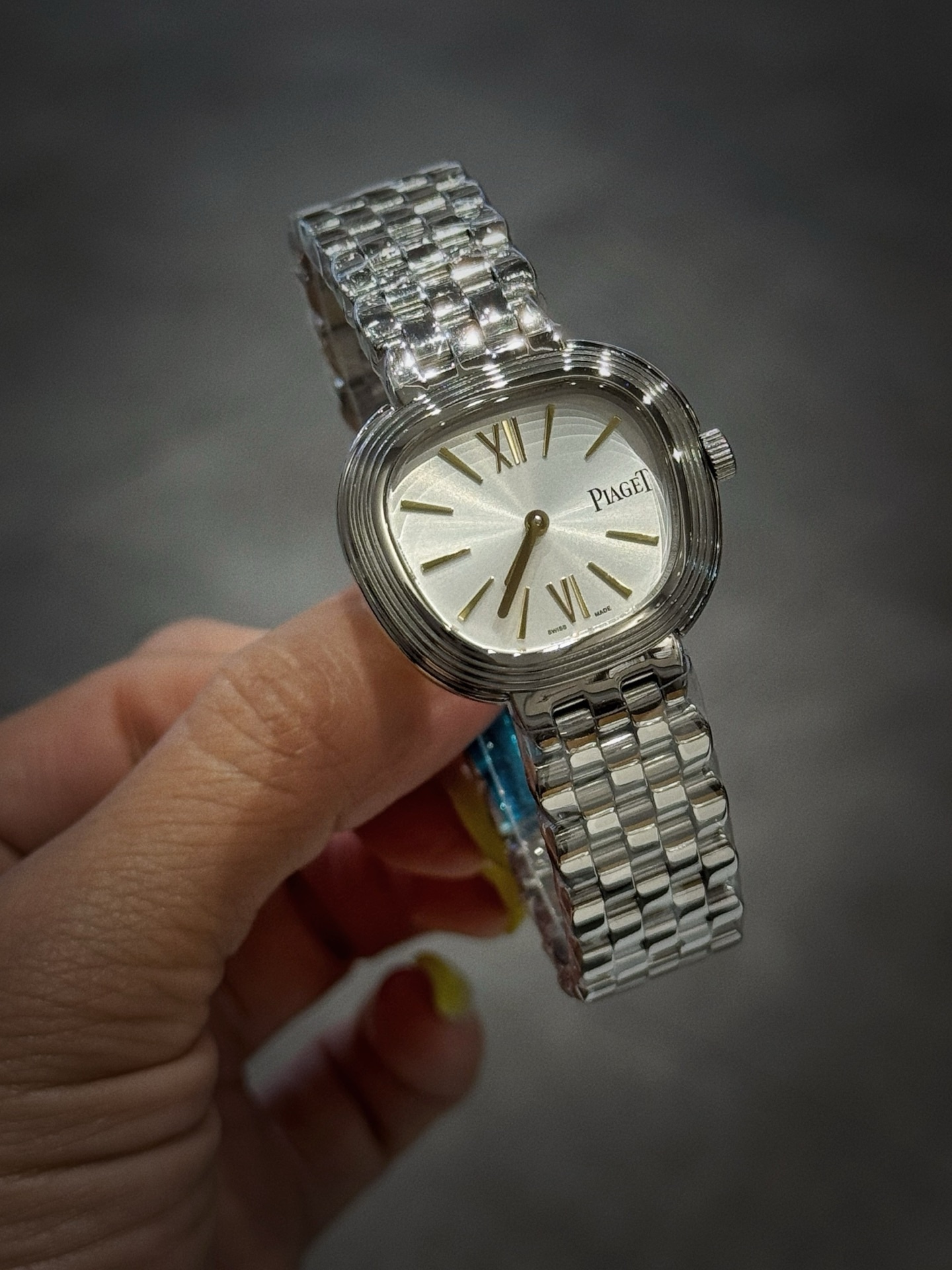 A8 factory•伯爵全新腕表 ﻿ #PiagetSixtie鎏金悅影系列 ﻿ 在瑞士鐘錶展「鐘錶與奇跡」閃亮登場！這款腕表游走於非凡制表工藝與黃金工藝之間，簡直是時尚與藝術的完美結合。Sixtie腕表採用獨特的梯形設計，重新詮釋1960年代末大膽華麗的風格，展現出獨特的魅力與優雅。
✨Sixtie系列腕表
✨直徑29毫米,
✨CNC數控雕刻精鋼梯形表殼
✨專櫃同步超薄厚度僅僅7mm
✨銀色太陽緞面打磨錶盤
✨316L精鋼錶鏈,搭載伯爵進口石英機芯  
認准A8出品！必屬精品！大廠品質！歡迎轉載！