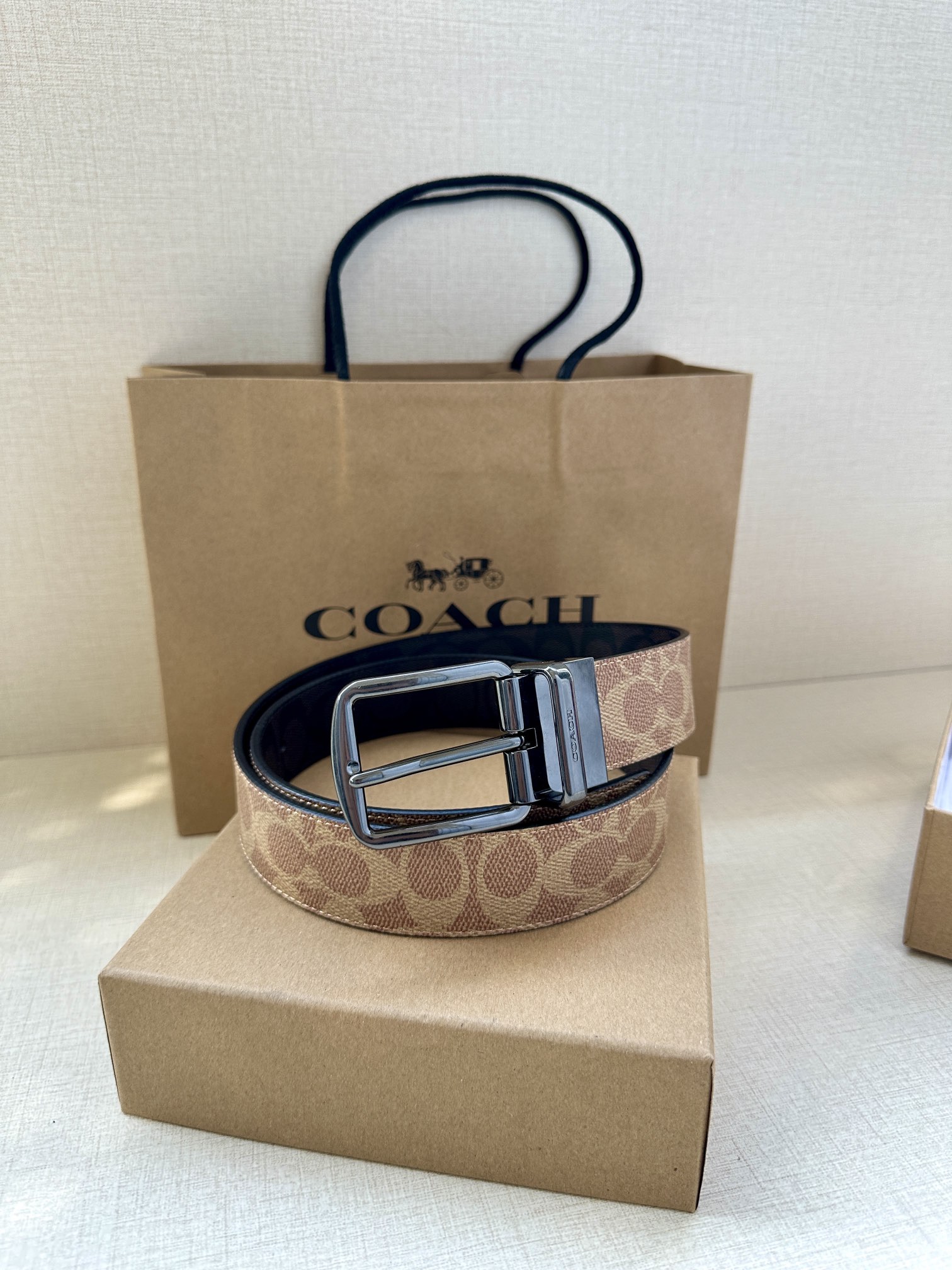 3.7cm（寬）COACH  這款雙面腰帶採用運動小牛皮製作，配有經典標誌帶扣，一款產品，兩種外觀。其合身度可個性定制，可用剪刀進行剪裁。
SAZ
D45
SMM
運動小牛皮
可裁剪
雙面
