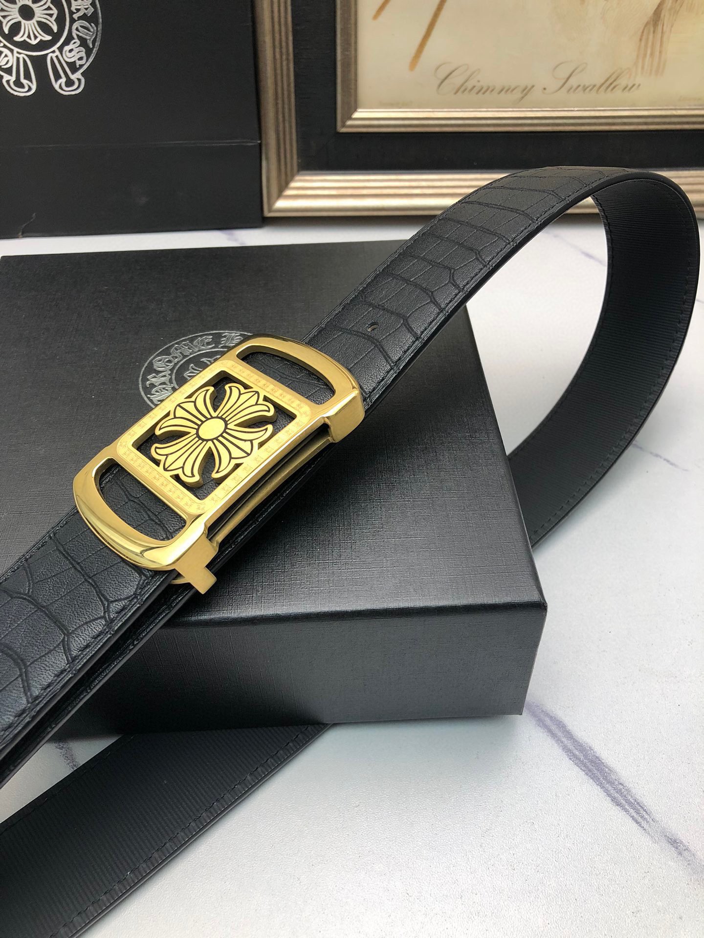 克羅星：原單頭層牛皮燙印花紋面，內襯頭層小牛皮底，搭配原單自動扣，可裁剪的自動帶，此款腰帶面雙採用意大利原定廠制進口牛皮帶身 ，對專版櫃足寬3.5