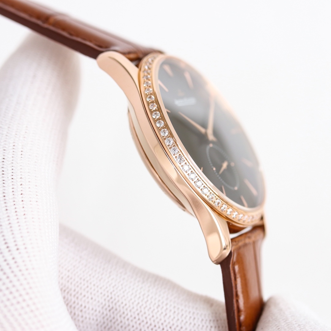 APS新品首發 積家大師系列1218420，傳統與現代的和諧樂章。Master Ultra Thin 超薄大師系列小秒針腕表精鋼款搭（直徑 39 毫米），內載896機芯。此自動上鏈機械機芯精准指示時、分、小秒。
1⃣全新大師系列兩針半採用原裝一致的896機新一比一開模
2⃣簡約精緻的錶盤採用立體式logo，錶盤搪瓷精緻而細膩，帶有標誌性的放射紋
3⃣指針與原裝一致採用陰陽針，一半拉絲一半拋光，錶帶採用進口小牛皮，一鍵式快拆錶帶表扣更加便捷