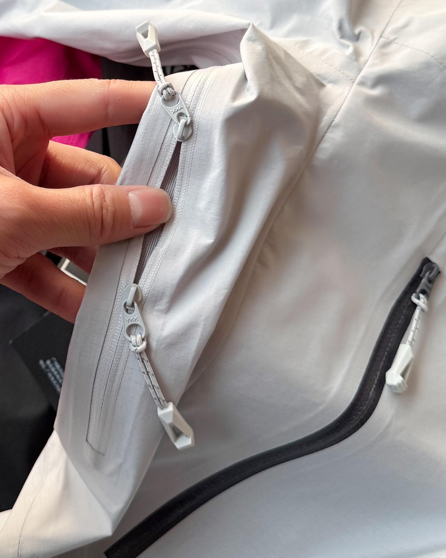 KAILAS凱樂石博格達衝鋒衣！防風防水透氣保溫，六色可選！面料採用與100D Gore-Tex Pro同級防護科技，人性化剪裁設計立體剪裁在肩部、肘部預留充足活動空間，背負重包時也不會束縛動作。風帽後側設有抽繩調節系統，暴雨時收緊可防止雨水糊臉；袖口採用鈎環固定，大幅活動時不易移位。透氣與輕量平衡腋下雙拉鍊設計能在運動時形成有效通風。整體重量控制得當，長途徒步不會造成負擔。可拆卸內膽：三合一設計最驚喜的是羽絨內膽
羽絨內膽特別輕便，保暖效果很好；可拆卸，很方便穿脫，拆掉羽絨內膽，就是一件風殼