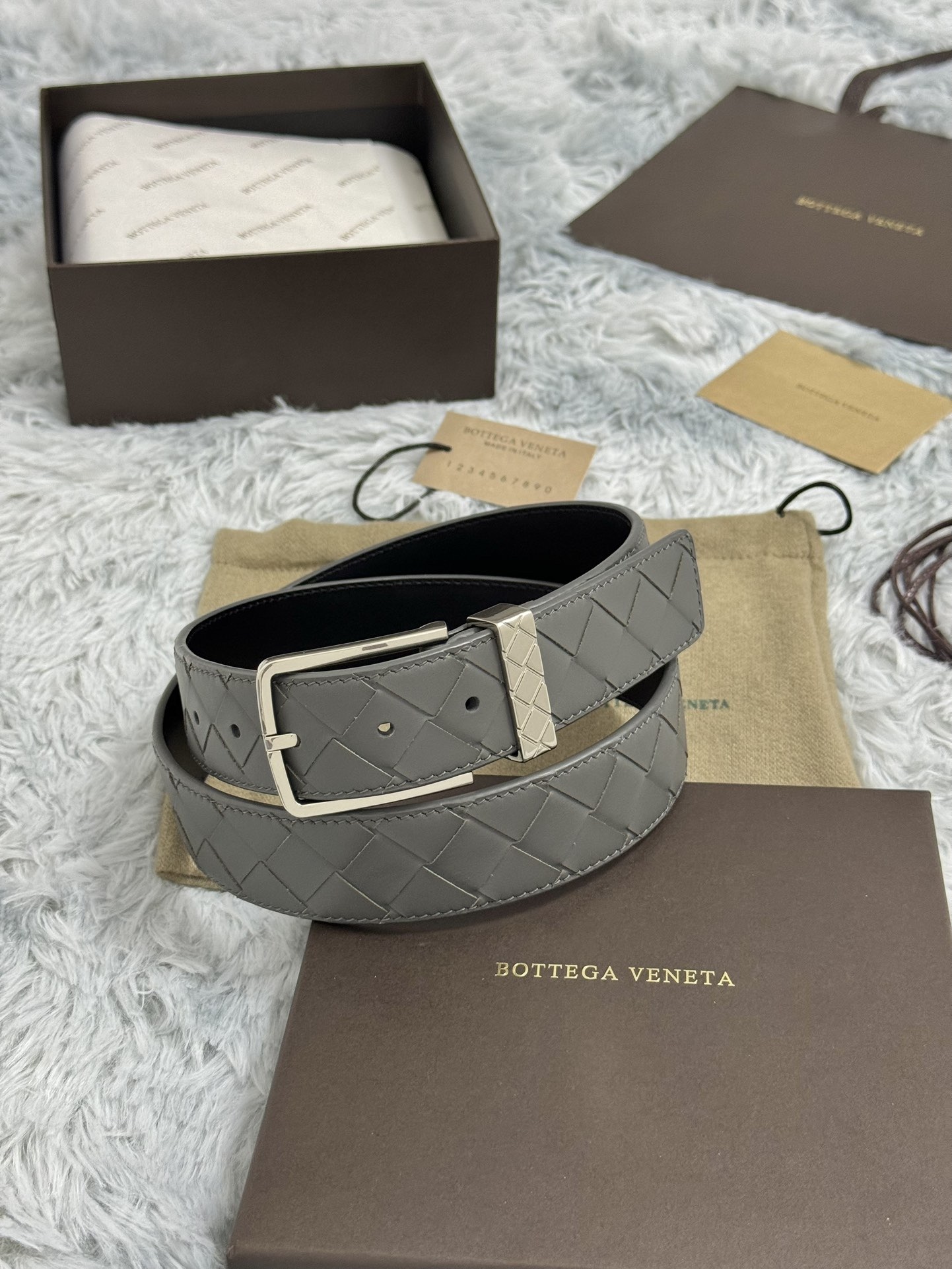 BOTTEGA VENETA   3.5cm   
手工編織牛皮經典之作
每個細節都體現出至高的品味和格調
整體造型增添優雅韻味  
低調奢華的典範
優雅迷人氣息
精緻的手工藝製作
