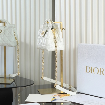 原廠級 白色鏈條手袋
這款 Dior Jolie Top Handle 迷你鏈條手袋是二零二六早春成衣系列新品，呈現出優雅精緻的設計。採用黑色羊皮革精心製作，飾以藤格紋，翻蓋點綴以金色飾面金屬 CD 標誌和白色樹脂珠飾。內設一個隔層，可收納各種日常用品。搭配雙頂部手柄和可調節、可拆卸 CD 鏈條肩帶，肩帶由皮革帶和 CD 鏈環組成，飾以白色樹脂珠飾，可舒適手提、肩背或斜挎，可與日常或晚裝造型搭配。
