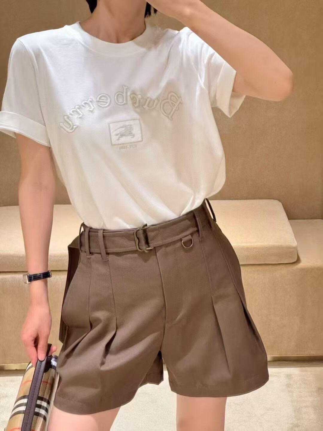 🔝BURBERRY巴寶莉BBR 哥特體刺繡短袖T恤
正品購入，100%洗後維斯棉235克，舒彈羅紋285克，進口刺繡，面料酵洗，定制1：1商標，寬松版型
B Size：S-XL