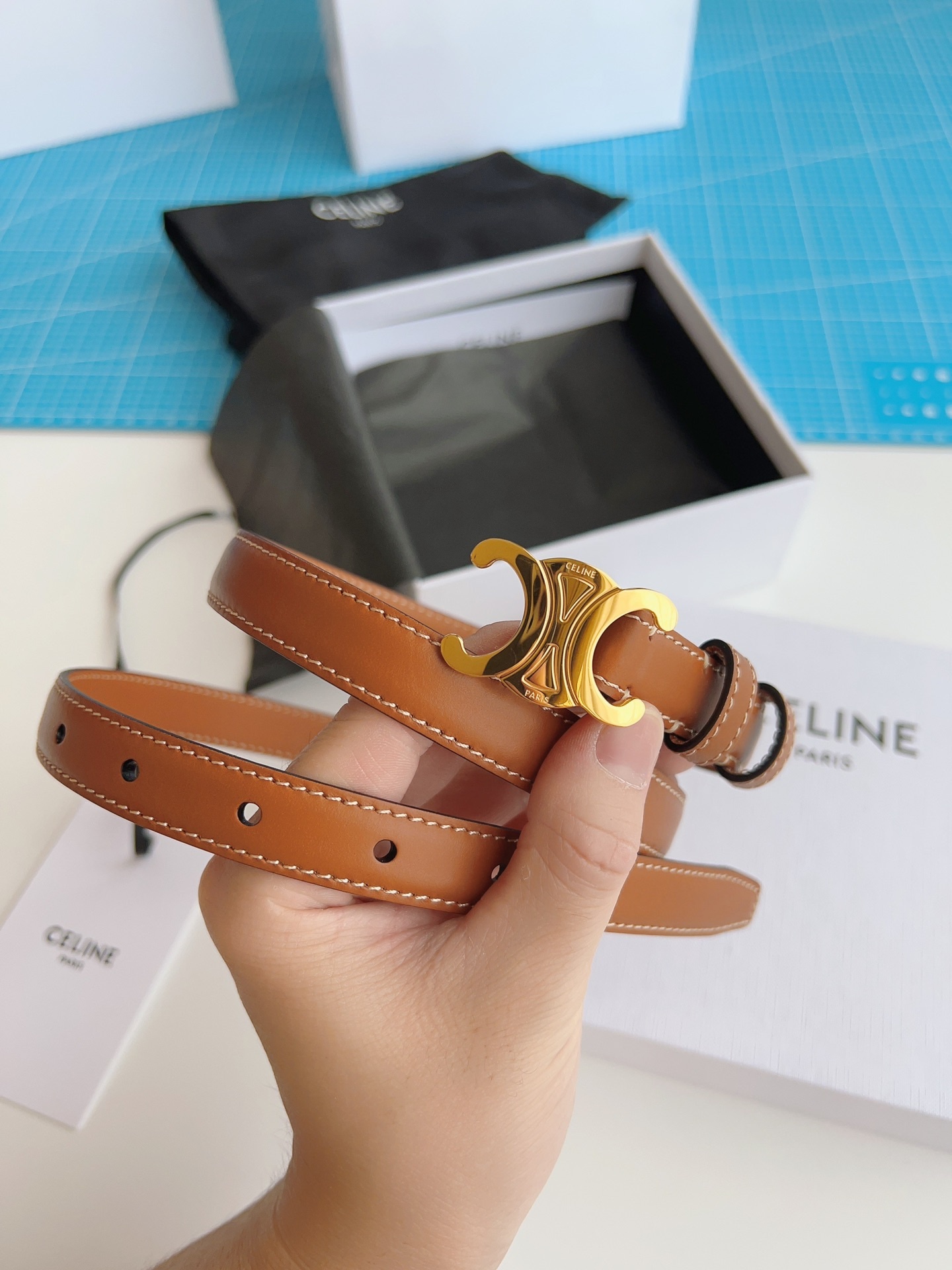 《CELINE》塞琳🇫🇷法國原廠皮料，棕色全皮 品質毋庸置疑 ，沒有更好，寬1.8cm