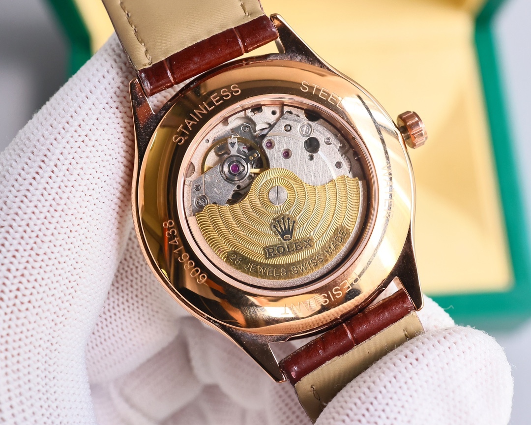 新品特推🔥🔥勞力士ROLEX（實拍圖）商務系列，全表採用316L精鋼，高檔大氣！316L精鋼打造完美多邊形弧度表殼！搭配進口藍寶石玻璃，意大利防水皮帶，原裝針扣！！！搭載原裝進口全自動機械機芯（零返修） ，直徑尺寸40mm 深度防水。 產品實物光澤手感更佳精湛  字盤刻度栩栩如生  殼套工藝都是宗師級別輕身檢驗 加上新時代機器高技鍛造  上手震撼尊貴非凡🔥AD出品 精品不斷🔥