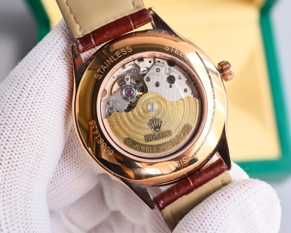 新品特推🔥🔥勞力士ROLEX（實拍圖）商務系列，全表採用316L精鋼，高檔大氣！316L精鋼打造完美多邊形弧度表殼！搭配進口藍寶石玻璃，意大利防水皮帶，原裝針扣！！！搭載原裝進口全自動機械機芯（零返修） ，直徑尺寸40mm 深度防水。 產品實物光澤手感更佳精湛  字盤刻度栩栩如生  殼套工藝都是宗師級別輕身檢驗 加上新時代機器高技鍛造  上手震撼尊貴非凡🔥AD出品 精品不斷🔥