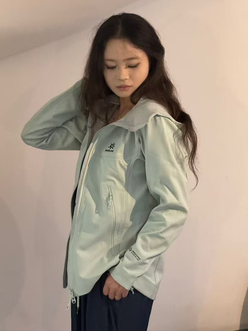 🔝KAILAS 凯乐石 M8 IC 运动户外登山徒步防风防泼保暖透气薄绒软壳拉链外套

某物在售同款 市面最好的货！ 全身压胶工艺 内里薄绒与鸟家伽马MX版型做工设计基本一致！

kailas自研科技面料 外层防风防水防冰内里采用中空保暖面料 立体薄绒 轻盈亲肤 保暖透气 有效抵挡在户外遇到的任何情况！ 前胸贴合口袋压胶 腋下一整片裁片的平车走线加压胶工艺 防止湿气冷气入侵的时候 衣服表面更加平整 大厂精湛做工 无可挑剔！
 3D风雪帽加中高帽领的设计 更有效防护颈部脸部冷风灌入且不遮挡视线