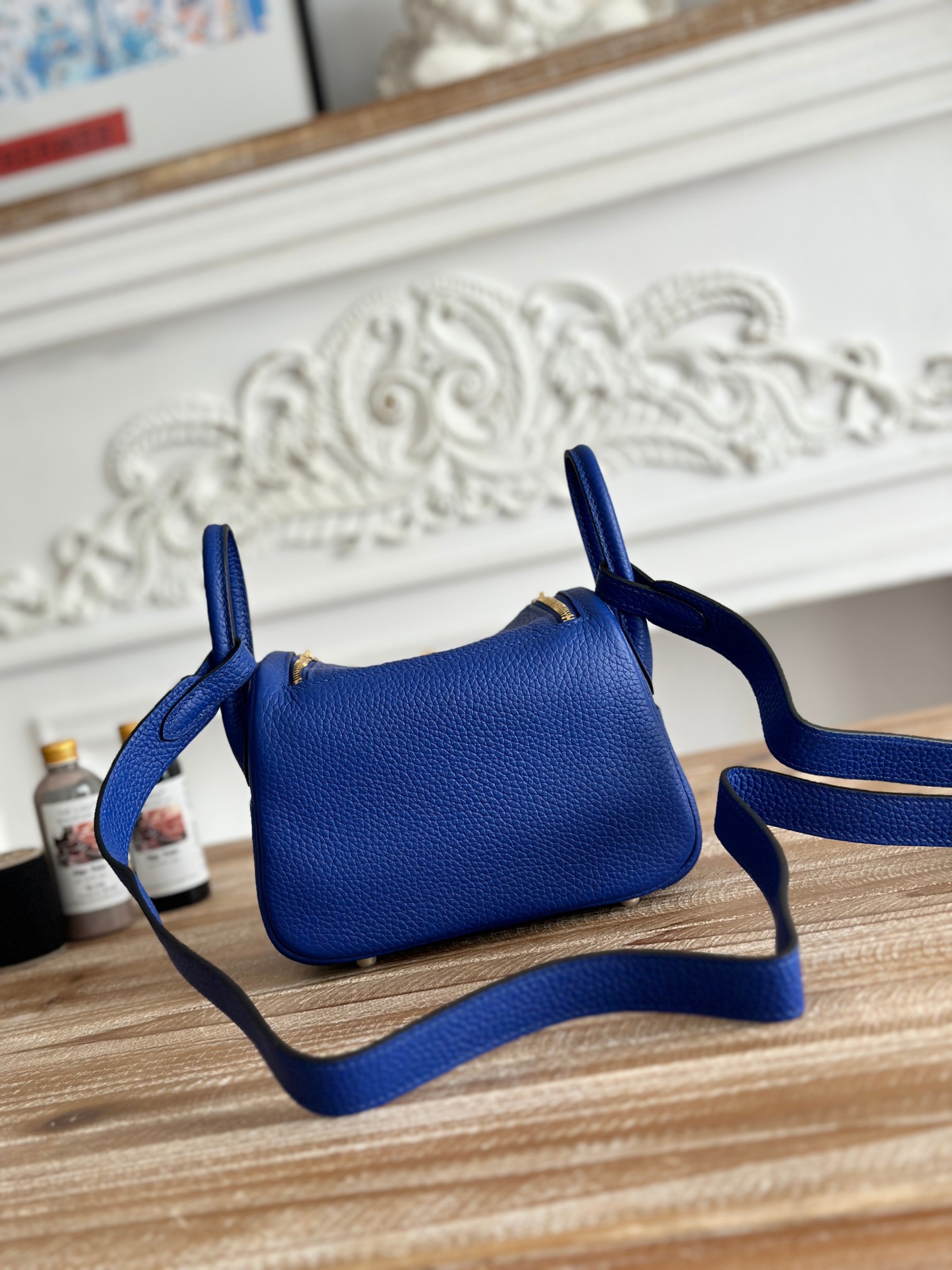 琳迪lindy 19cm	
Tc皮 蜜蠟線半手工縫製
lindy19保留了琳迪包所有細節的完整設計，側口袋、拉鍊等全部都是經典的設計√
這只小可愛暴擊了多少人的少女心