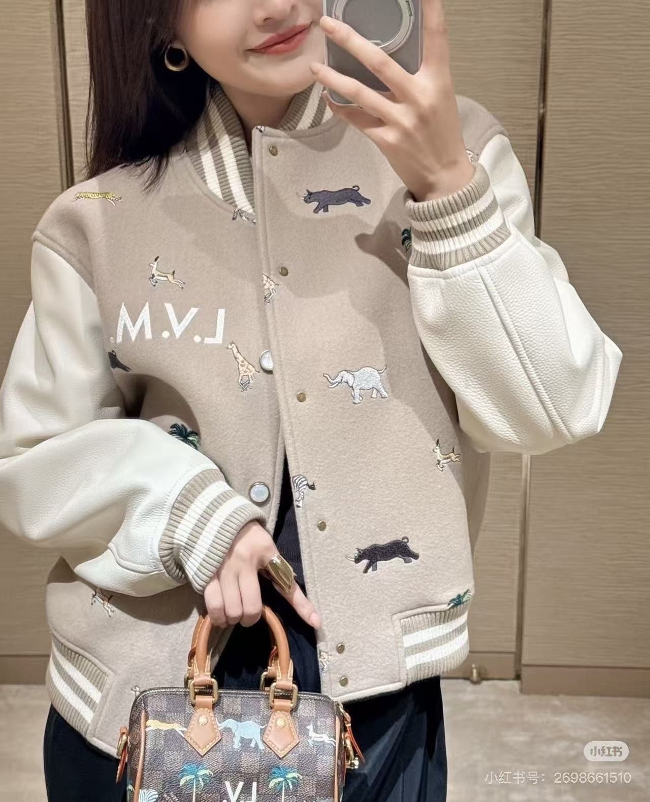 Louis Vuitton/路易威登 26ss 動物樂園刺繡棒球服外套
材質拼接：衣身採用淺卡其色羊毛混紡面料，柔軟且有挺括感；袖子為奶白色荔枝紋牛皮，質感細膩，淺色系搭配更顯清爽。

• 裝飾亮點：衣身滿印精緻動物刺繡（長頸鹿、斑馬、大象、黑豹等）與棕櫚樹圖案，左胸綴有“L.V.M.”字母標識，充滿童趣與度假感，辨識度極高。

• 版型結構：經典棒球服版型，羅紋條紋領口/袖口/下擺，防風收型；正面按扣開合，兩側配白色撞色插袋，兼顧實用性與設計感。
N SIZE:S-XL
