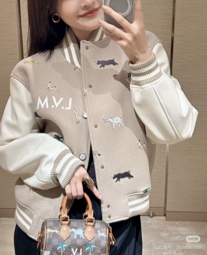 Louis Vuitton/路易威登 26ss 動物樂園刺繡棒球服外套
材質拼接：衣身採用淺卡其色羊毛混紡面料，柔軟且有挺括感；袖子為奶白色荔枝紋牛皮，質感細膩，淺色系搭配更顯清爽。

• 裝飾亮點：衣身滿印精緻動物刺繡（長頸鹿、斑馬、大象、黑豹等）與棕櫚樹圖案，左胸綴有“L.V.M.”字母標識，充滿童趣與度假感，辨識度極高。

• 版型結構：經典棒球服版型，羅紋條紋領口/袖口/下擺，防風收型；正面按扣開合，兩側配白色撞色插袋，兼顧實用性與設計感。
N SIZE:S-XL

