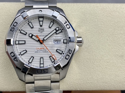 TAR年末巨獻——超級泰格豪雅系列腕表，正裝休閒兩不誤、小眾而不平庸、穩重而不失靈動，通勤的最佳首選腕表。全系均採用原裝數據打造、配件可以和原廠互換，頂級打磨 超強夜光 防水性能高達100米，超原單品質 誠意滿滿 並搭載原裝sw200機芯，歡迎品鑒！