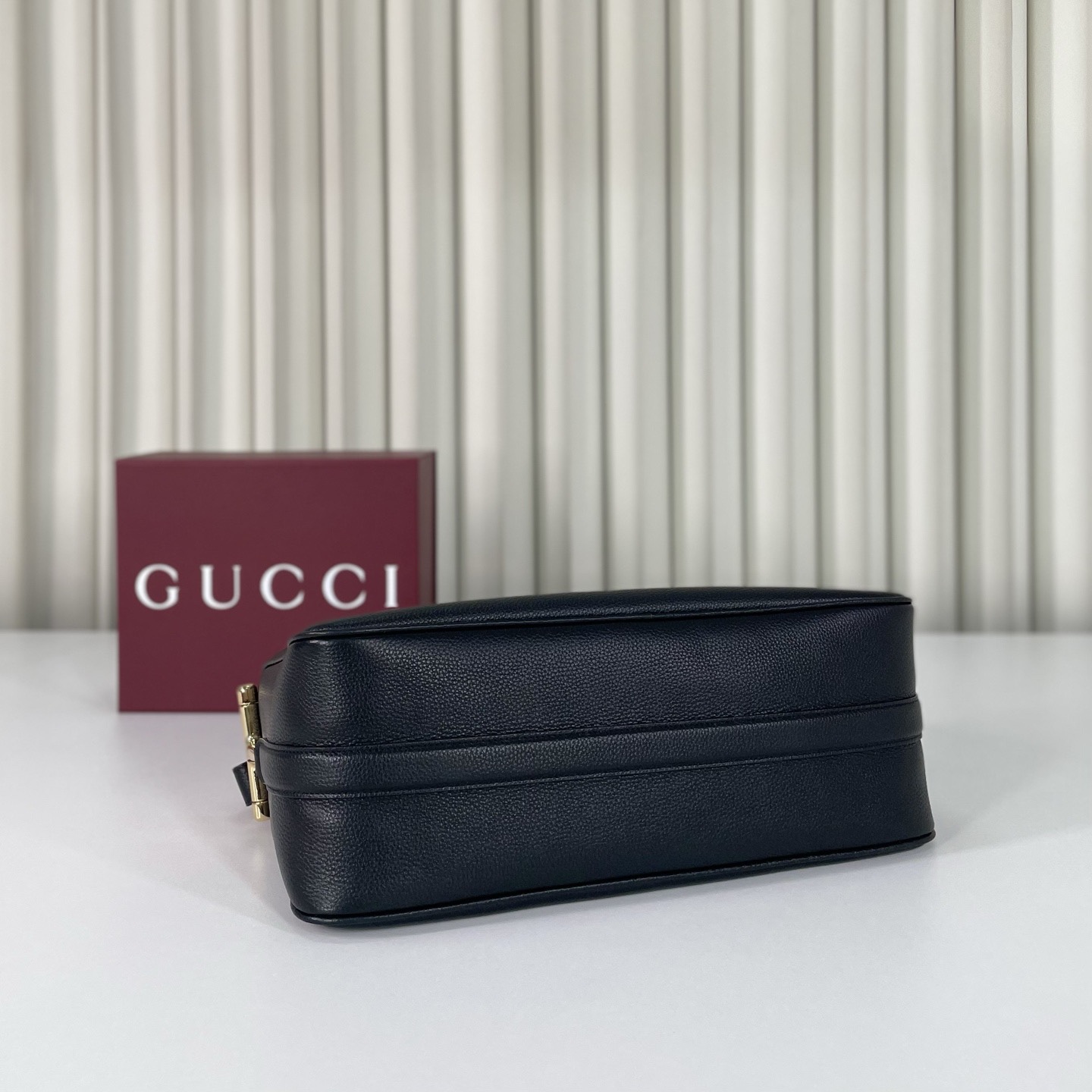 Gucci Half Horsebit系列大號肩背包，煥新呈現，以現代風格煥新演繹品牌最具標誌性的元素之一。該系列巧妙融蘊休閒廓形與標誌性的半馬銜扣配件，這也是其名稱的由來。內部：一個開口袋，可調節牛皮革肩帶，款號862530  尺寸38X20X15
