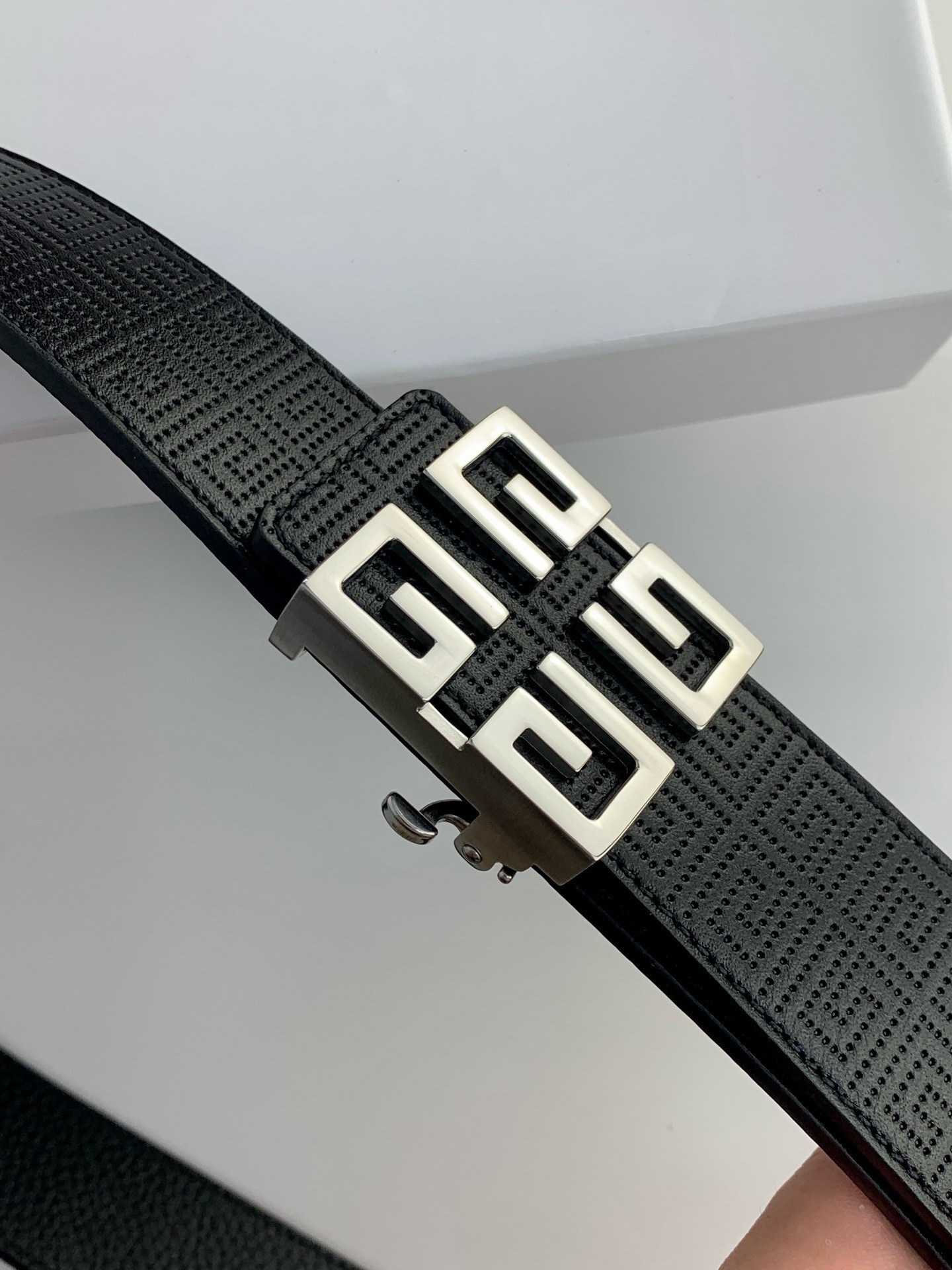 【紀梵希】新款男士 頭層小牛皮黑色壓花腰帶，內襯荔枝紋底，寬38毫米.搭配不鏽鋼經典4G自動扣.商務服裝造型的完美搭配。永恆經典！