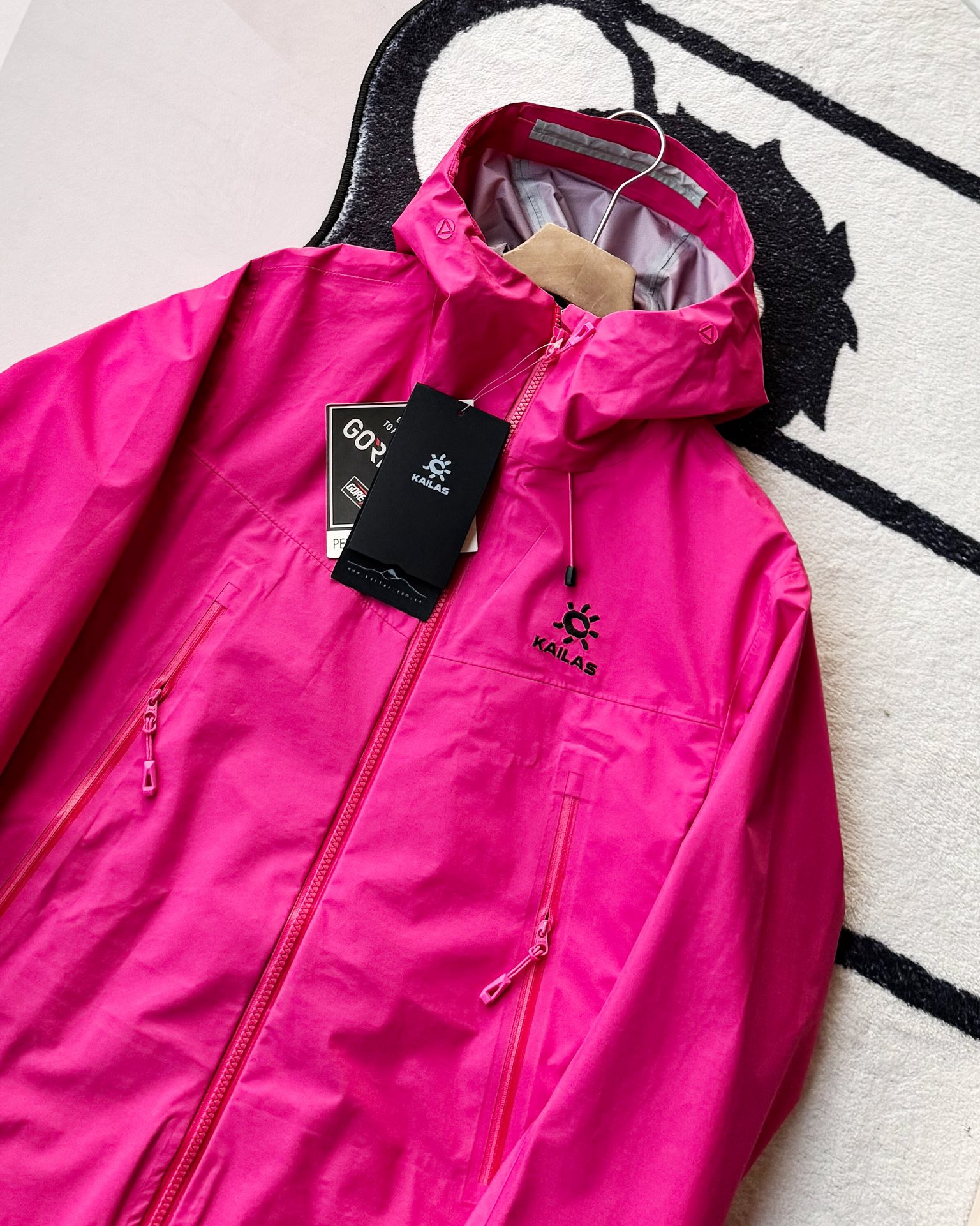 KAILAS凱樂石博格達衝鋒衣！防風防水透氣保溫，六色可選！面料採用與100D Gore-Tex Pro同級防護科技，人性化剪裁設計立體剪裁在肩部、肘部預留充足活動空間，背負重包時也不會束縛動作。風帽後側設有抽繩調節系統，暴雨時收緊可防止雨水糊臉；袖口採用鈎環固定，大幅活動時不易移位。透氣與輕量平衡腋下雙拉鍊設計能在運動時形成有效通風。整體重量控制得當，長途徒步不會造成負擔。可拆卸內膽：三合一設計最驚喜的是羽絨內膽
羽絨內膽特別輕便，保暖效果很好；可拆卸，很方便穿脫，拆掉羽絨內膽，就是一件風殼
