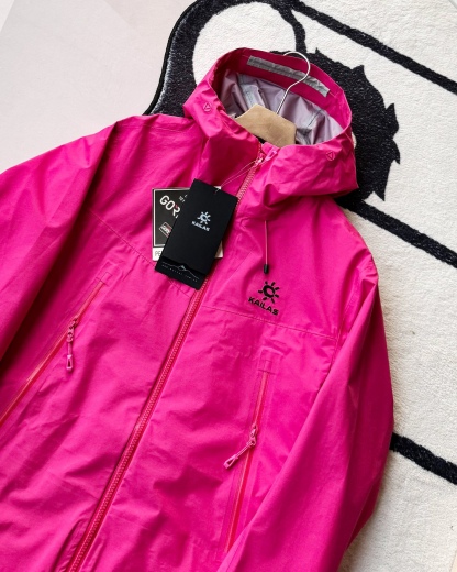 KAILAS凱樂石博格達衝鋒衣！防風防水透氣保溫，六色可選！面料採用與100D Gore-Tex Pro同級防護科技，人性化剪裁設計立體剪裁在肩部、肘部預留充足活動空間，背負重包時也不會束縛動作。風帽後側設有抽繩調節系統，暴雨時收緊可防止雨水糊臉；袖口採用鈎環固定，大幅活動時不易移位。透氣與輕量平衡腋下雙拉鍊設計能在運動時形成有效通風。整體重量控制得當，長途徒步不會造成負擔。可拆卸內膽：三合一設計最驚喜的是羽絨內膽
羽絨內膽特別輕便，保暖效果很好；可拆卸，很方便穿脫，拆掉羽絨內膽，就是一件風殼