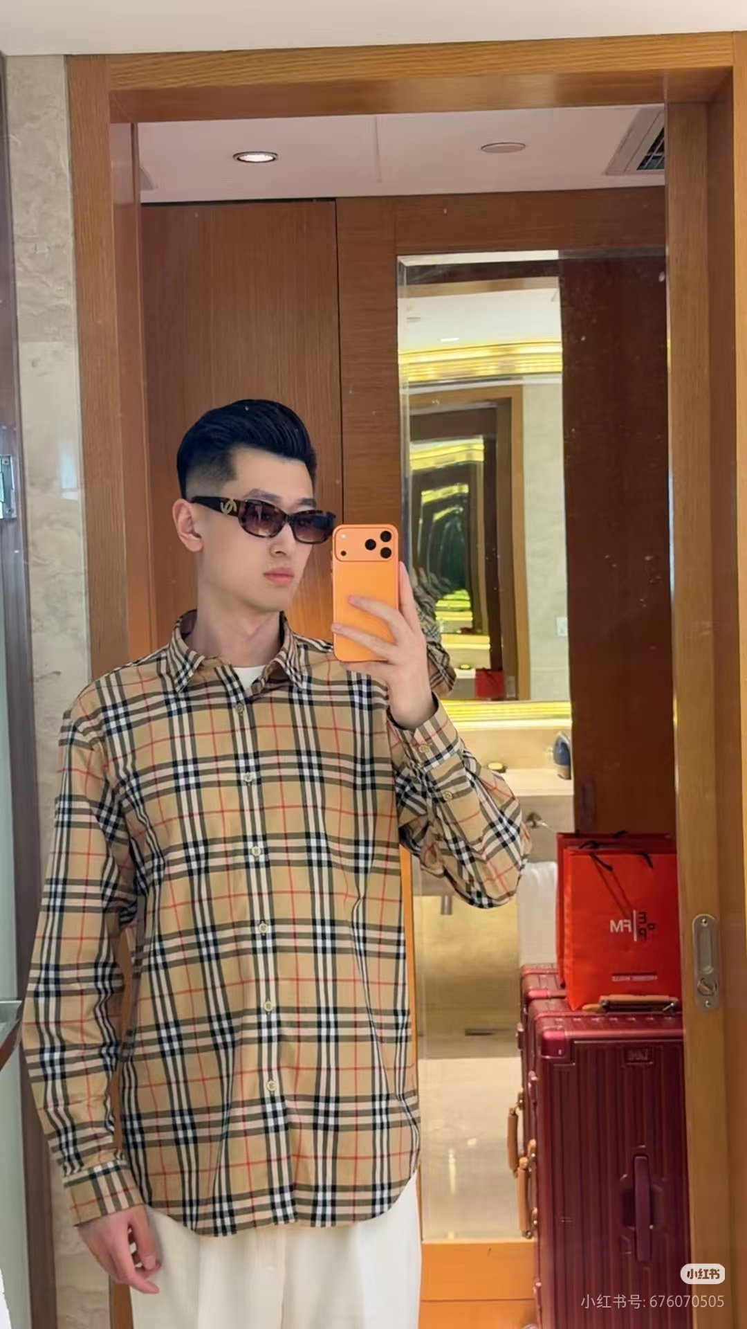 Burberry/巴寶莉 經典口袋小格紋棉質長袖襯衫
面料採用雙股80支梭織小斜紋面料，格紋對位，
紗線定織定染，每個獨立的尺碼都是定位裁片，前幅，口袋，
袖子等部位都是對格對位的，工序複製，費時費料，採用純天然珍珠貝殼紐扣，
洗水嘜定制，多處手工一片一片激光剪裁對位，
所有工序，用料都是ZP做法，區別市面一眼假版本
顏色：卡其小格
S Size：S-XL