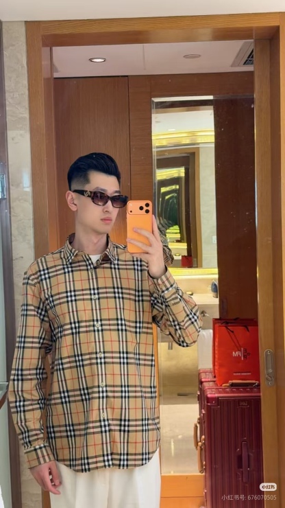 Burberry/巴寶莉 經典口袋小格紋棉質長袖襯衫
面料採用雙股80支梭織小斜紋面料，格紋對位，
紗線定織定染，每個獨立的尺碼都是定位裁片，前幅，口袋，
袖子等部位都是對格對位的，工序複製，費時費料，採用純天然珍珠貝殼紐扣，
洗水嘜定制，多處手工一片一片激光剪裁對位，
所有工序，用料都是ZP做法，區別市面一眼假版本
顏色：卡其小格
S Size：S-XL