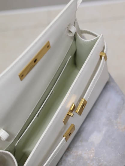 Manhattan_29cm
翻蓋曼哈頓法棍包，一改以往經典的logo，取而代之低調簡約的設計風格，它有點像H家的凱莉，很有復古的味道！商務➕休閒兩者結合，總結起來就是百搭！可以手拿，可以單肩或斜挎，一包多用，滿足了商務型女士，又滿足了小女生的休閒！精心挑選的意大利牙簽紋牛皮、完美的走線、精緻的五金讓整個包包都散髮出高級的味道！
型號：579271
尺寸：29x20.5x7cm