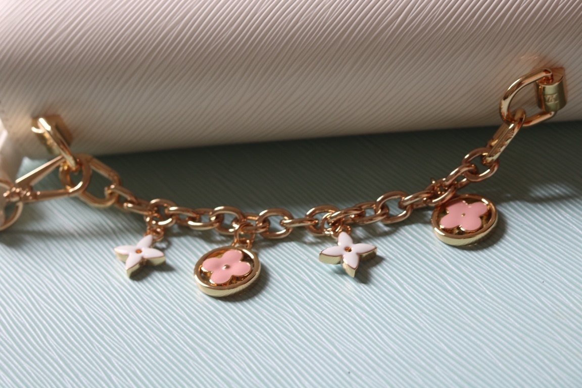 [玫瑰]最新款[玫瑰][玫瑰] 原版品質【獨家實拍 款號:50506/M11723/M11724/M11725 】
 本款 Twist 中號手袋擁有 Epi 皮革的考究肌理，搭配牛皮革內襯和光滑牛皮革飾邊。琺 Monogram 花卉懸掛於纖細鏈條，可拆卸並調節的肩帶實現肩背和斜挎選擇。17 x 9.5 x 23釐米(高 x 寬 x 長度)