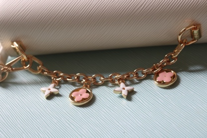 [玫瑰]最新款[玫瑰][玫瑰] 原版品質【獨家實拍 款號:50506/M11723/M11724/M11725 】
 本款 Twist 中號手袋擁有 Epi 皮革的考究肌理，搭配牛皮革內襯和光滑牛皮革飾邊。琺 Monogram 花卉懸掛於纖細鏈條，可拆卸並調節的肩帶實現肩背和斜挎選擇。17 x 9.5 x 23釐米(高 x 寬 x 長度)