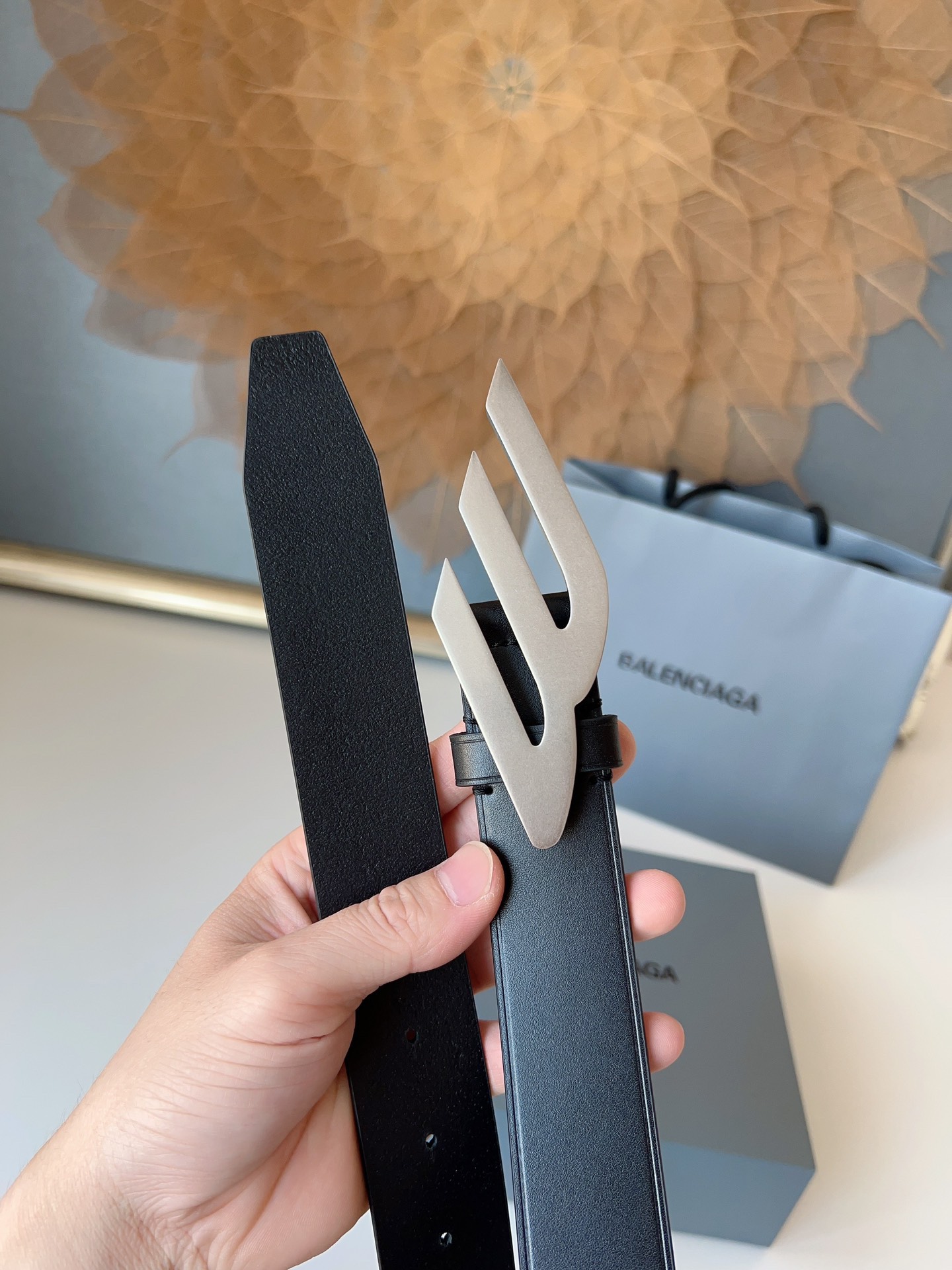 巴黎世家（Balenciaga）寬度3.5cm 是法國的奢侈品牌，作為時尚界最具影響力品牌之一的地位。設計師源於：都市時尚潮流獨特的設計風格，採用進口小牛皮製作；搭配純銅復古五金，使其更具魅力。值得擁有的百搭精品！