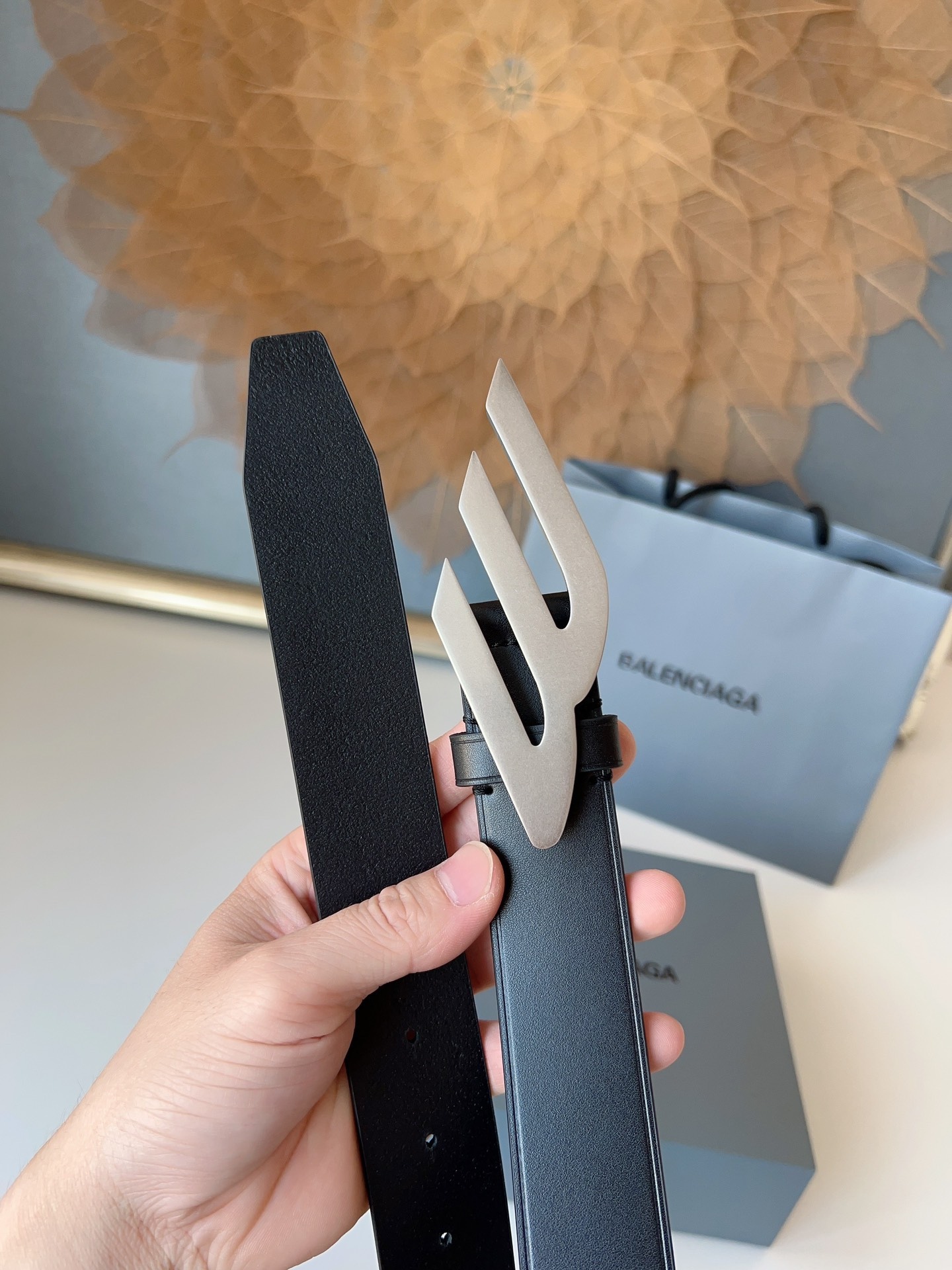 巴黎世家（Balenciaga）寬度3.5cm 是法國的奢侈品牌，作為時尚界最具影響力品牌之一的地位。設計師源於：都市時尚潮流獨特的設計風格，採用進口小牛皮製作；搭配純銅復古五金，使其更具魅力。值得擁有的百搭精品！