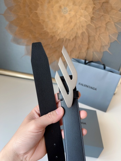 巴黎世家（Balenciaga）寬度3.5cm 是法國的奢侈品牌，作為時尚界最具影響力品牌之一的地位。設計師源於：都市時尚潮流獨特的設計風格，採用進口小牛皮製作；搭配純銅復古五金，使其更具魅力。值得擁有的百搭精品！