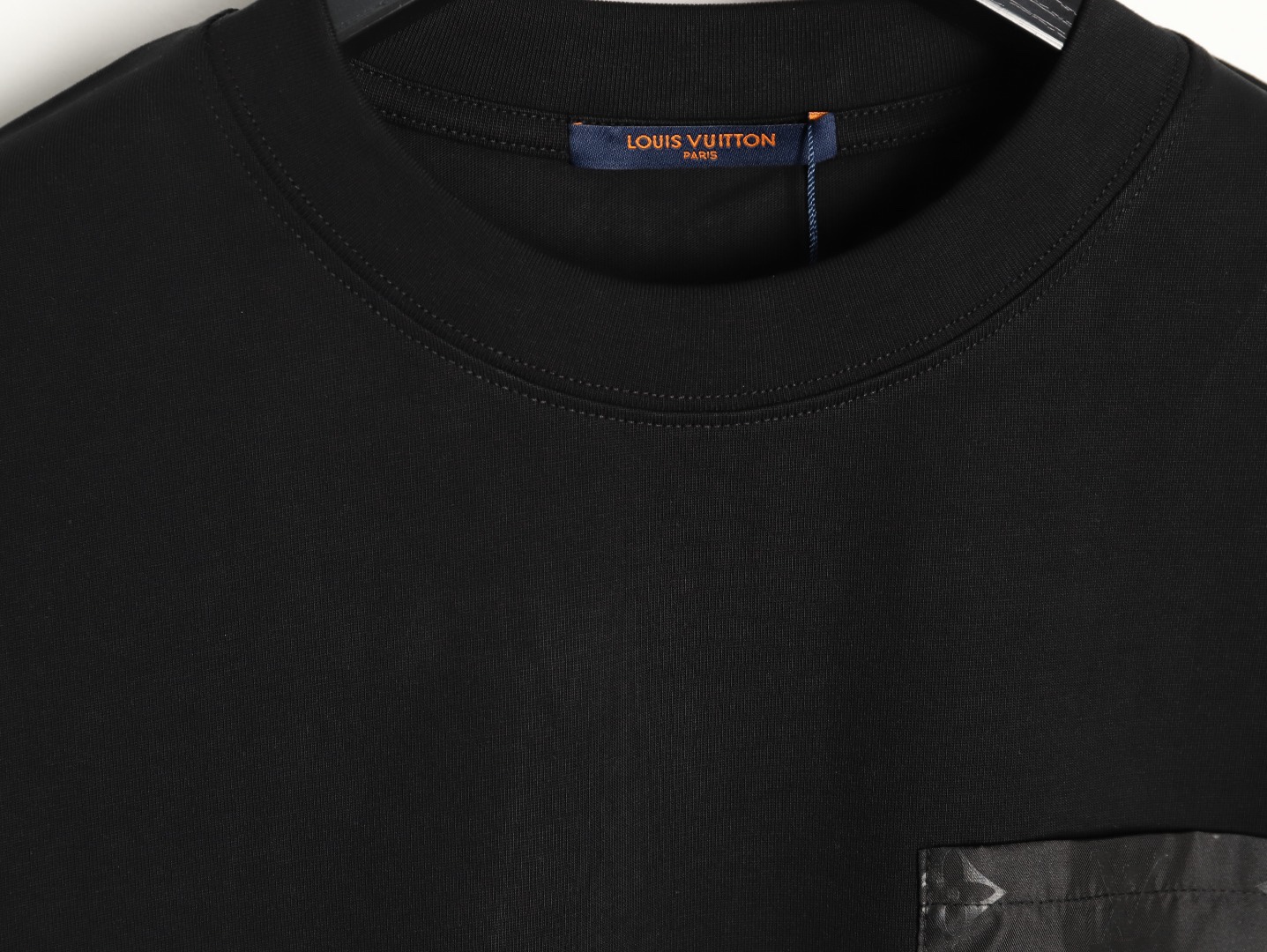 LOUIS VUITTON/路易威登LV  暗紋老花口袋短袖T恤  
面料採用300克重雙紗面料，定制32支1*1螺紋，成衣兩遍水洗處，面料舒適親膚無異感，定制定染面料， 紡織密度高，垂感佳，不易變形，厚織感加上緊密紡紗工藝，不會影響面料的透氣性，成色的飽和度很高，進口數碼直噴印花工藝，百搭好看的一款短袖，寬松版型遮肉顯瘦不挑人
M1 Size: XS-L