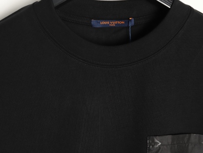 LOUIS VUITTON/路易威登LV  暗紋老花口袋短袖T恤  
面料採用300克重雙紗面料，定制32支1*1螺紋，成衣兩遍水洗處，面料舒適親膚無異感，定制定染面料， 紡織密度高，垂感佳，不易變形，厚織感加上緊密紡紗工藝，不會影響面料的透氣性，成色的飽和度很高，進口數碼直噴印花工藝，百搭好看的一款短袖，寬松版型遮肉顯瘦不挑人
M1 Size: XS-L