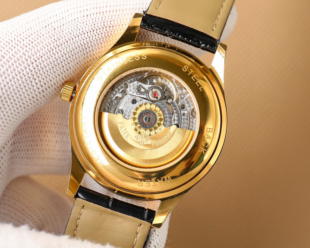 🌐🌐🌐百達翡麗Patek Philippe男士腕表🔥．腕表月相系列,秉持了百達翡麗的一貫傳統，更唯美的結合了6字位日曆與被表友熱捧的日月星相，無論是經典雋永的錶盤設計，還是以精鋼或玫瑰金雕鑿的炫酷多邊線條都不例外。更採用了瑞士ETA2824一6機芯 ，功能6字位日曆大月相，表徑40。藍寶石玻璃。意大利小牛皮。原裝針扣🔥AD出品 精品不斷🔥